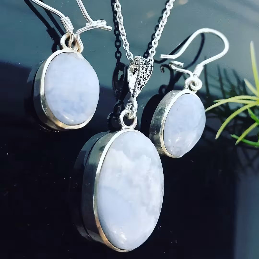 نیمست سنگ طبیعی و معدنی عقیق آبی طرح بیضی  قاب نقره اصل دستساز 925