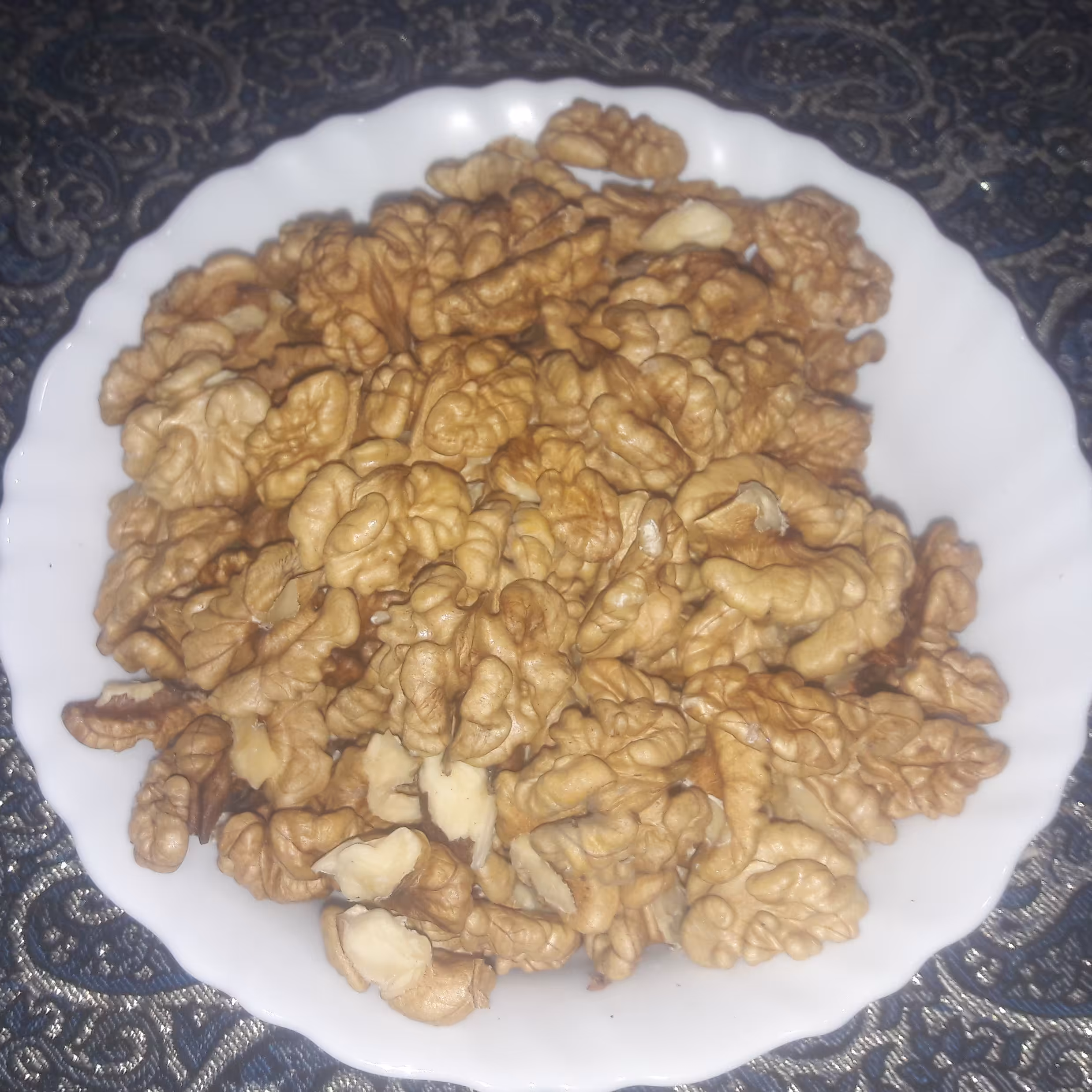 مغز گردوی ارگانیک  تازه وسفید محصول امسال  وارگانیک از باعات سرسبز بناب مرند واقع در دامنه کوهای میشو