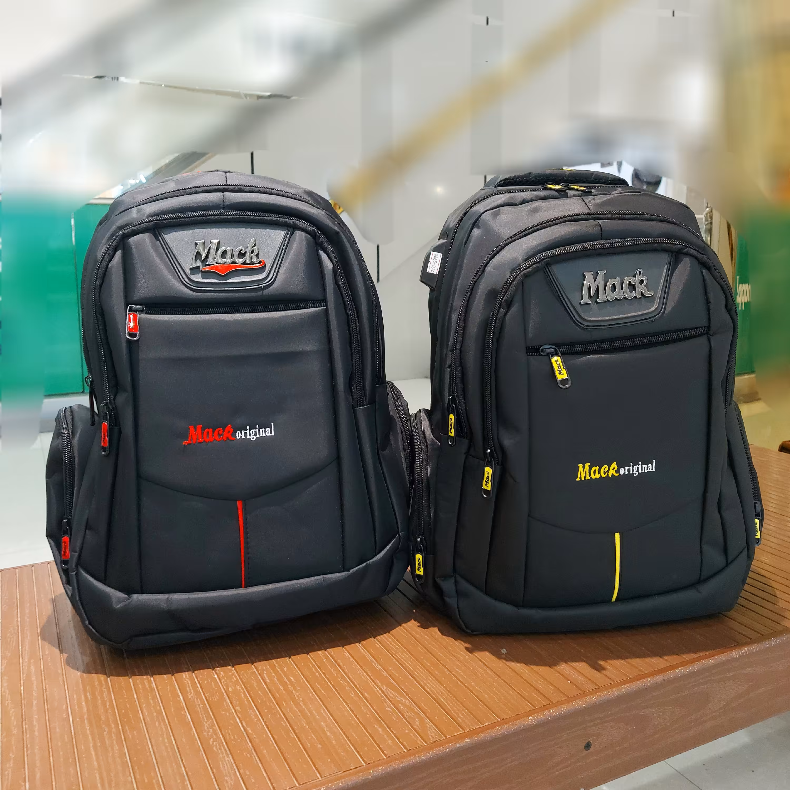 کوله پشتی  لپ تابی مک  ،جنس دیبا خارجی ،رنگ نوشته ها  قرمز و زرد سایز مناسب مدرسه و دانشگاه