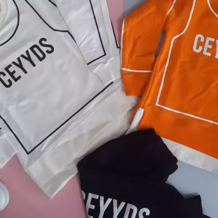 بلوز وشلوار  اسپرت،سایز 45 تا60، جنس: دورس دو نخ، بلوز دو رنگ سفیو ونارنجی،شلوار تک رنگ مشکی،کیفیت درجه یک