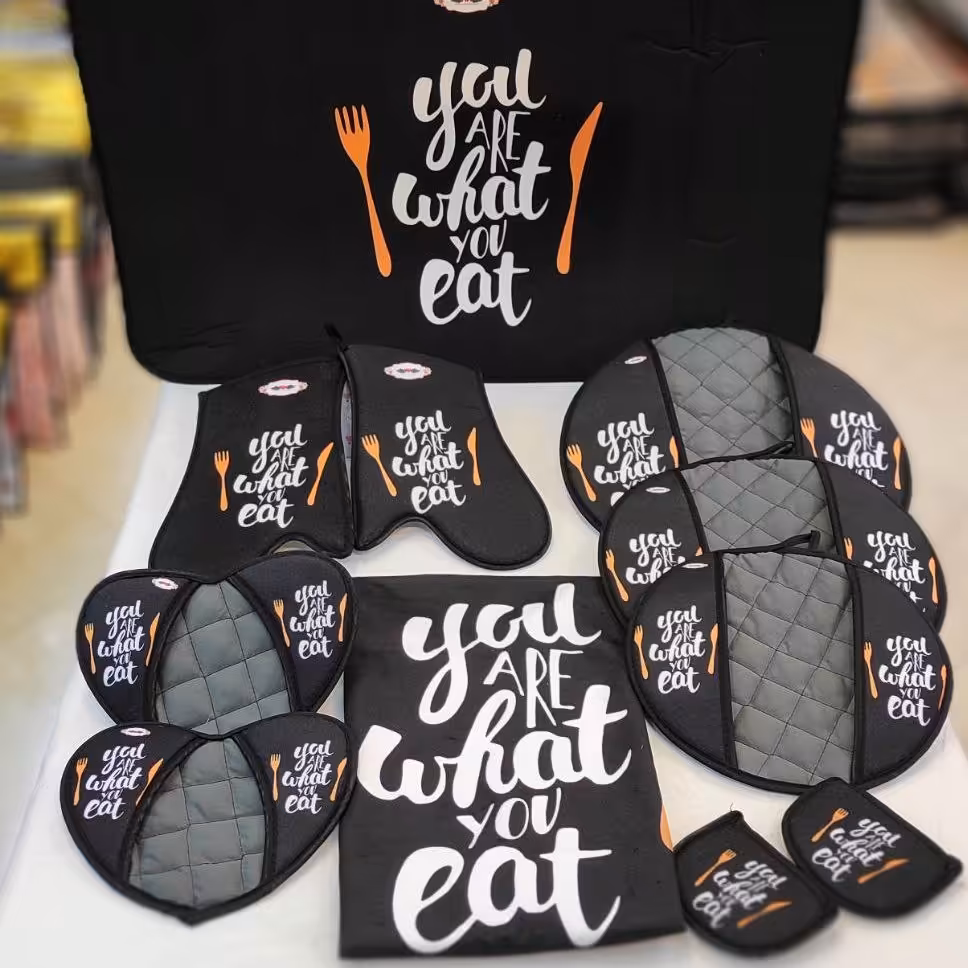 سرویس 11پارچه پیشبند و دمکنی طرح کاردوچنگال مشکی
کد 174 (پس کرایه)