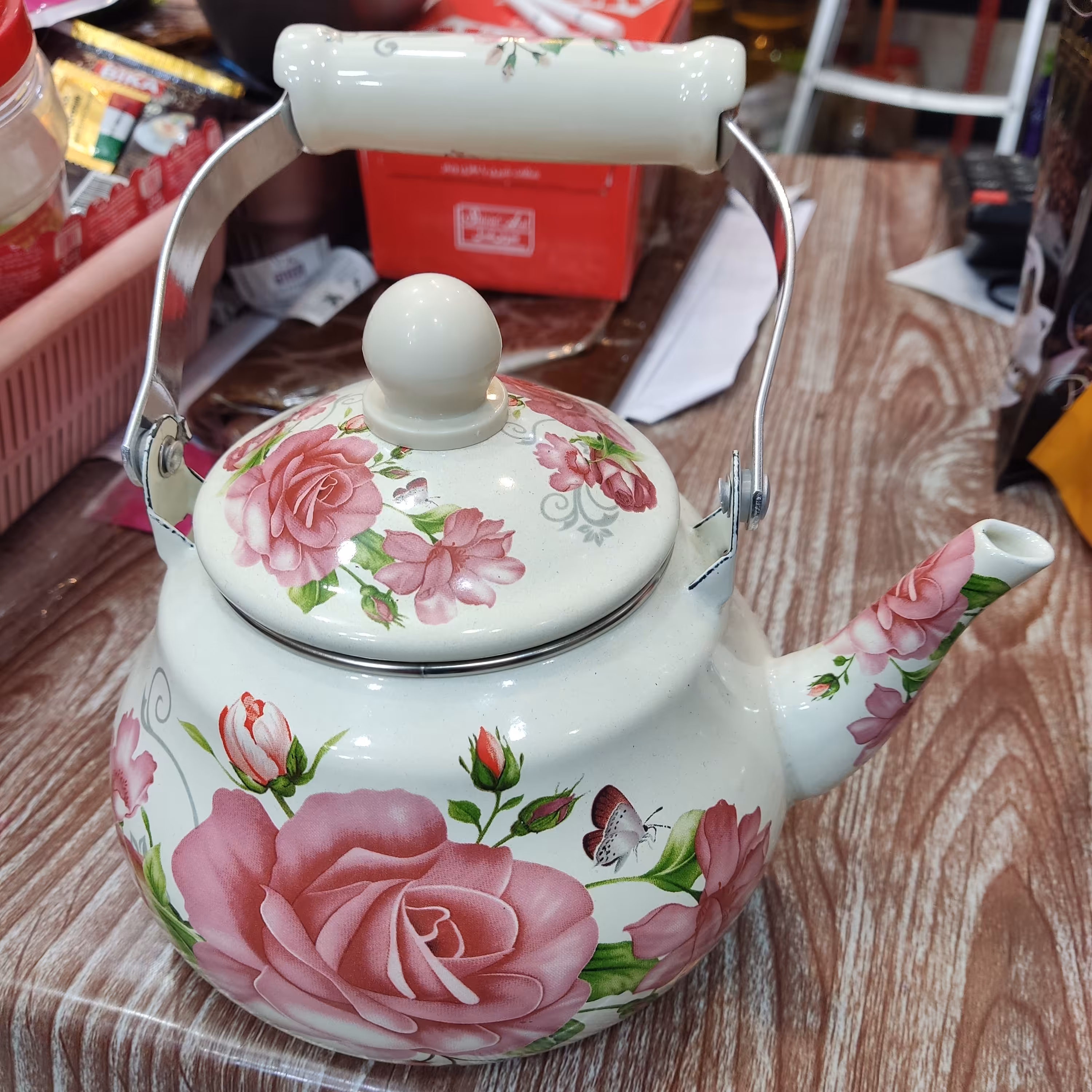 کتری از جنس معدن و لعاب 1.5 لیتری ، این کتری دارای طرح و جنس عالی می باشد