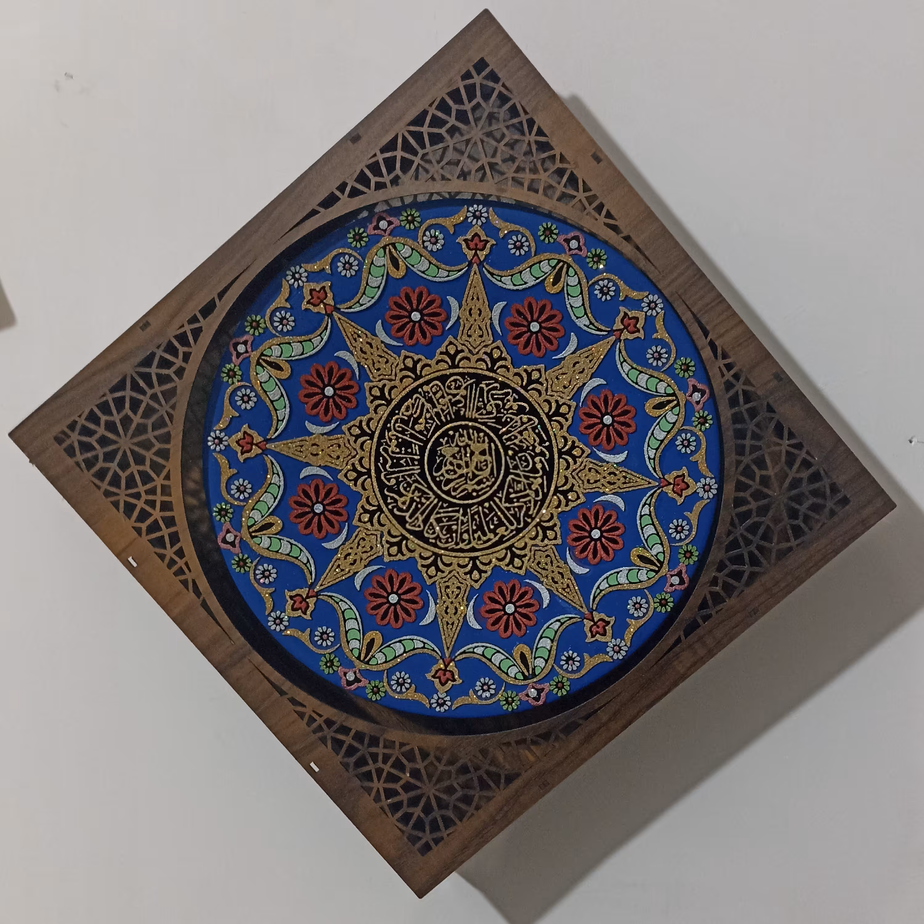 دیوار کوب پرشنگ مزین به وان یکاد 