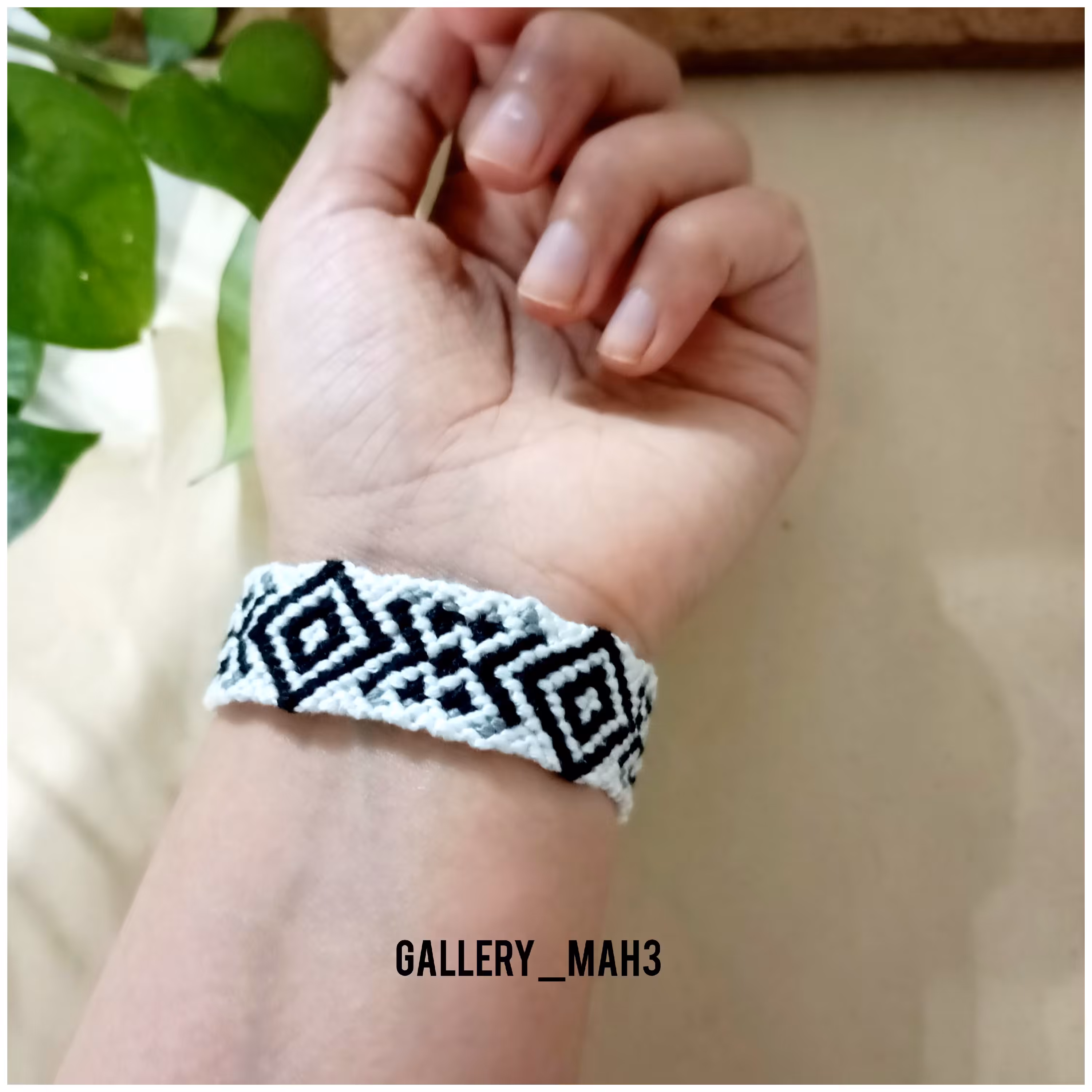 دستبند دوستی طرح لوزی سنتی نسبتاً پهن مناسب خانم هاوآقایون 