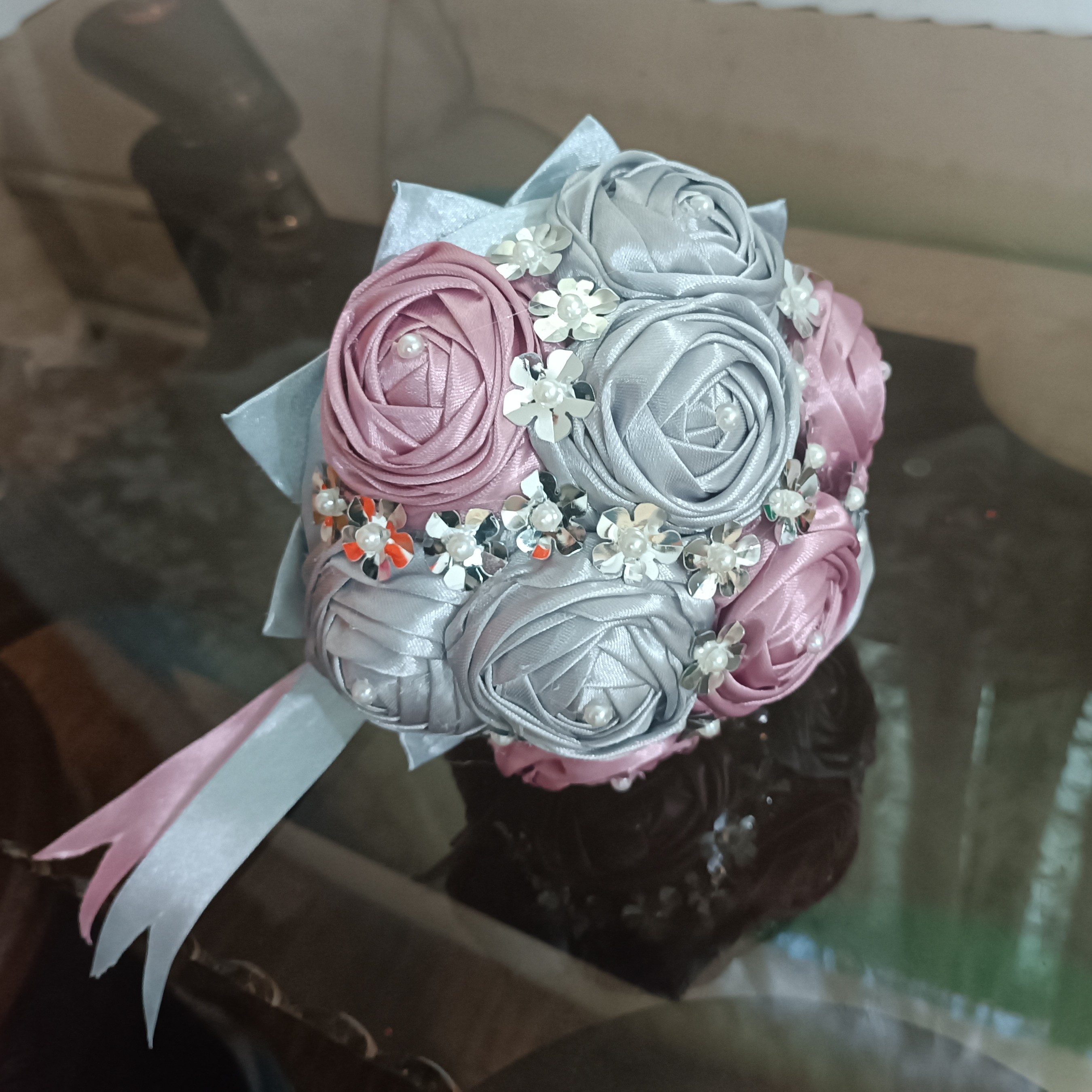 دسته گل عروس کار دسته خودمه قابل اجرا  در رنگ های دلخواه مشتری