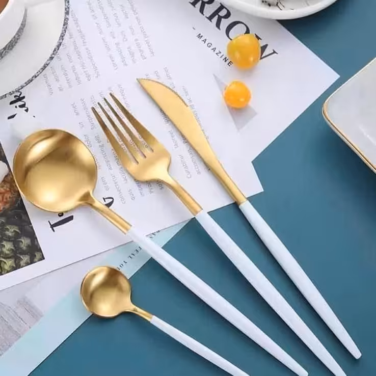 قاشق و چنگال بسیار پرطرفدار 
کیفیت بی نظیر
در 2 رنگ سفید و مشکی
ست 6 نفره 24 پارچه  ارسال رایگان