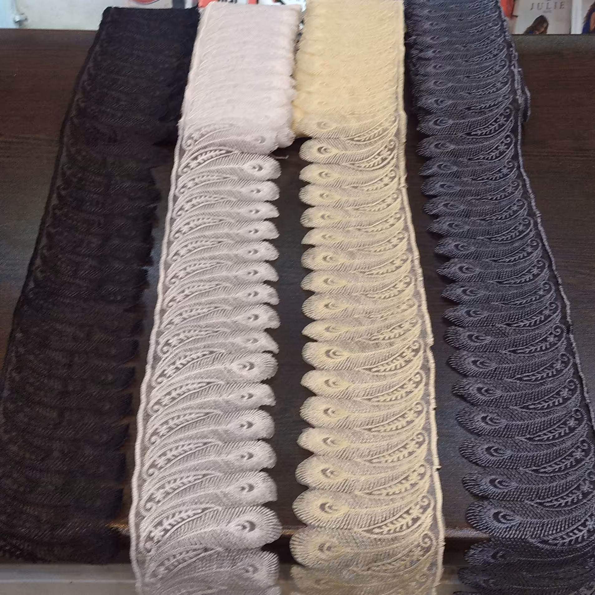 دانتل گیپور 9 سانت طرح پر کشیده تایوانی 1 متر ب انتخاب رنگ شما 