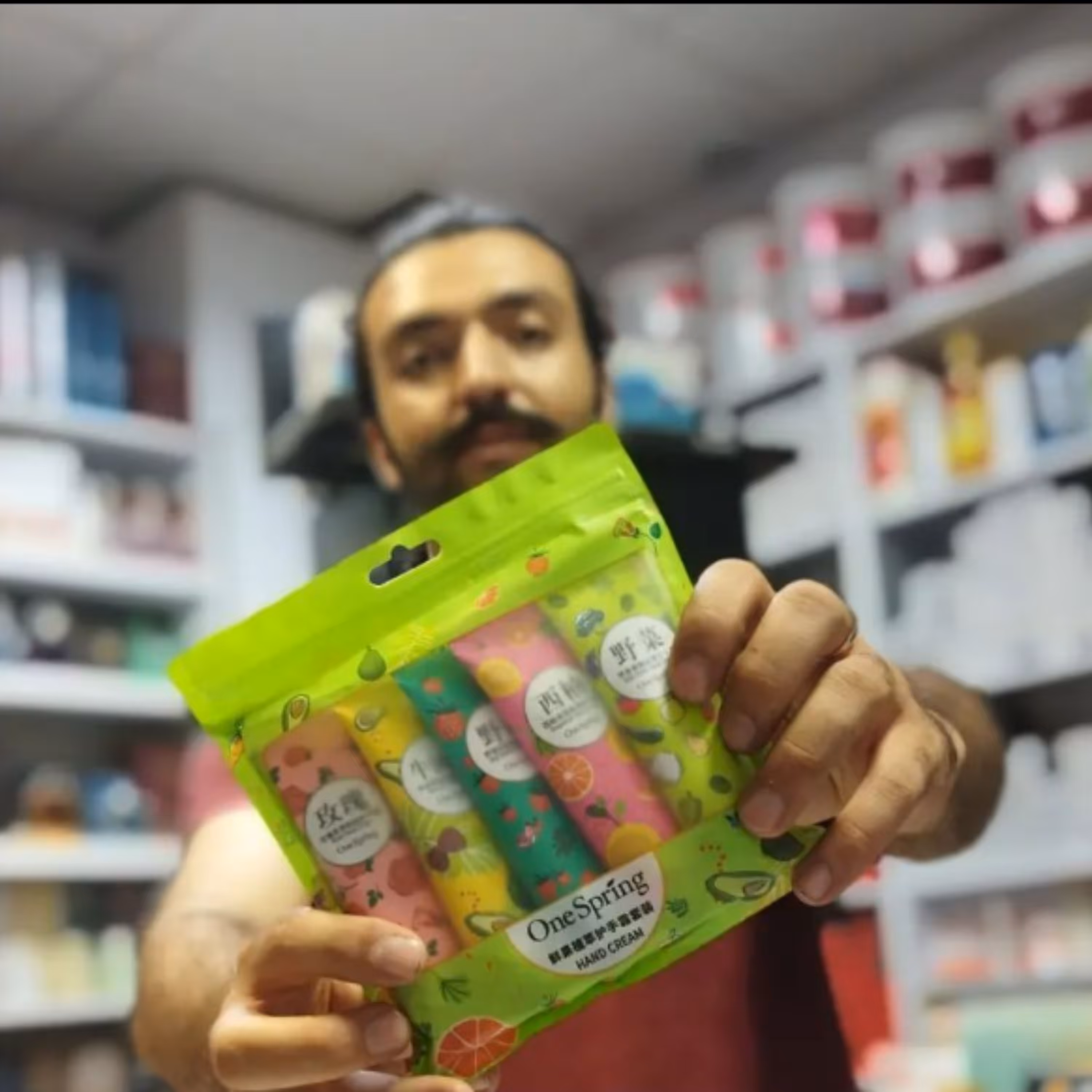 پک کرم مرطوب کننده کره ای شامل پنج عدد کرم با رایحه های مختلف 