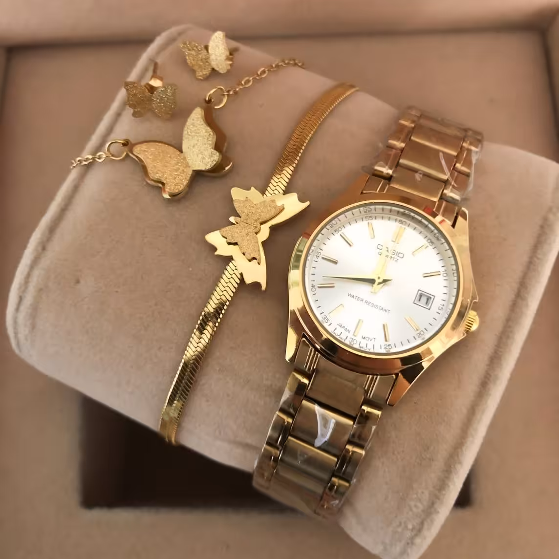 نیم ست پروانه طلایی رنگ ثابت 
همراه دستبند پروانه 
و ساعت کاسیو زنانه طلایی صفحه سفید تقویم دار
کیفیت عالی
دارای جعبه چو