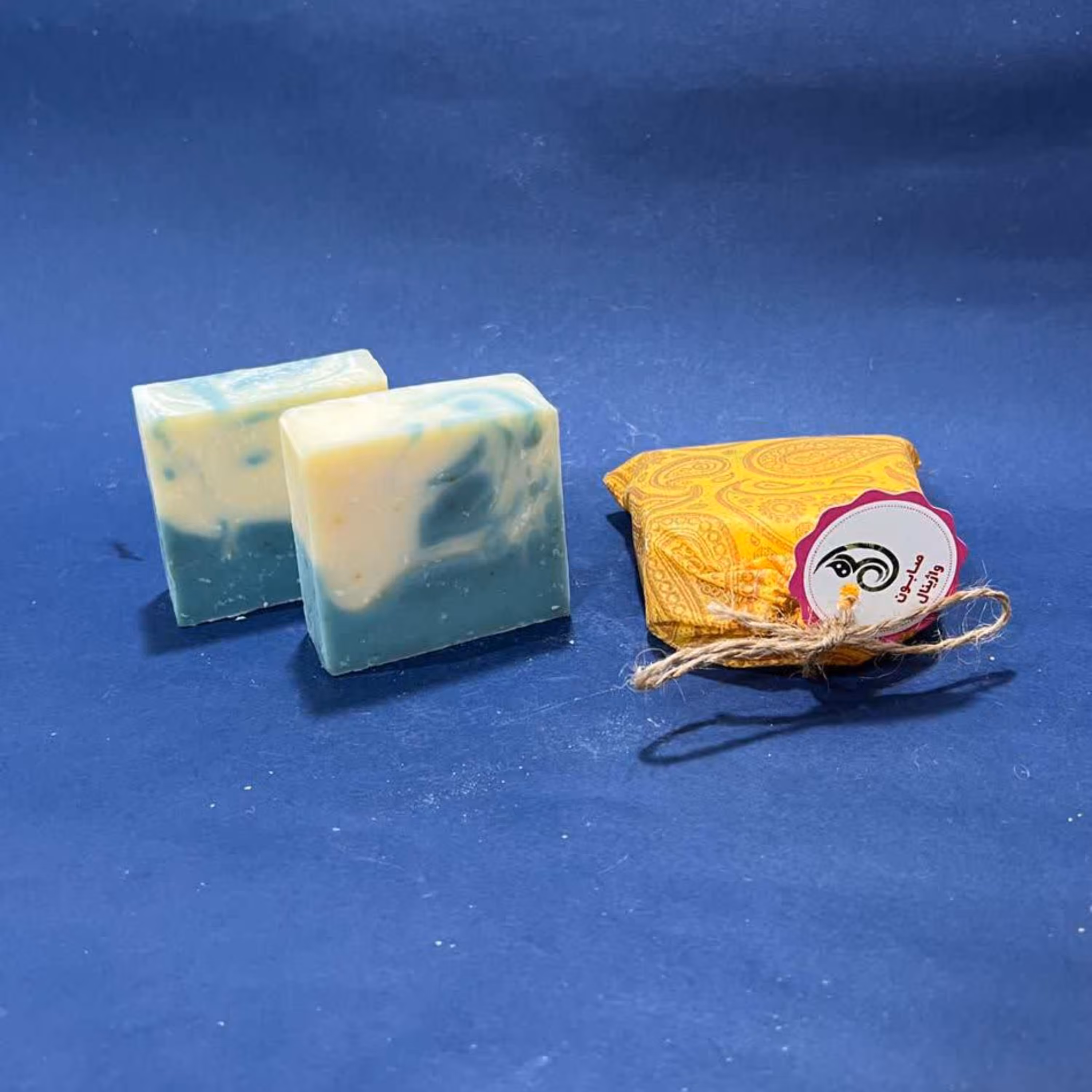 صابون گیاهی و دست ساز 80 گرمی ( واژینال ) عطش رویال -سفید آبی
