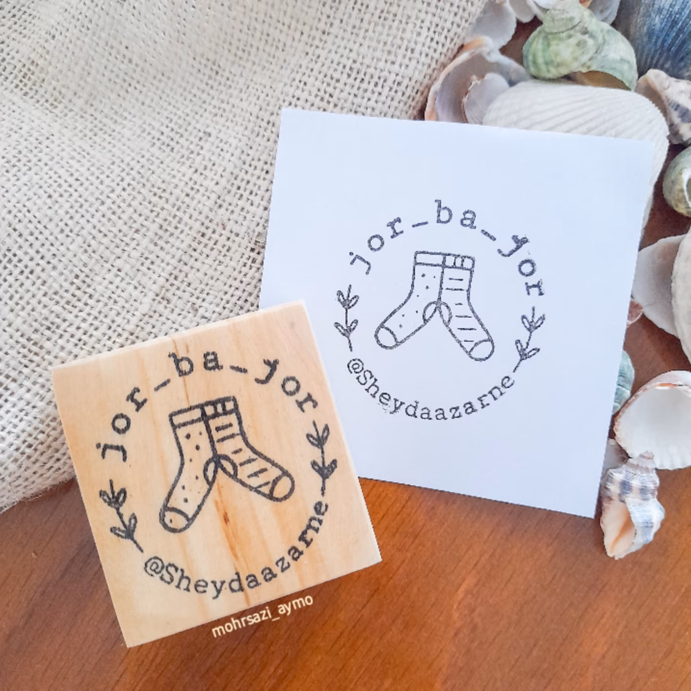 مهر ژلاتینی سایز 4.5 در 4.5 طرح لوگوی برند ، غرفه یا پیج شما