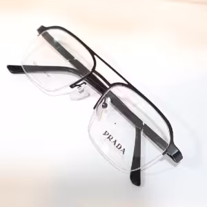 عینک طبی با قابلیت ساخت انواع عدسی طبی نمره دار