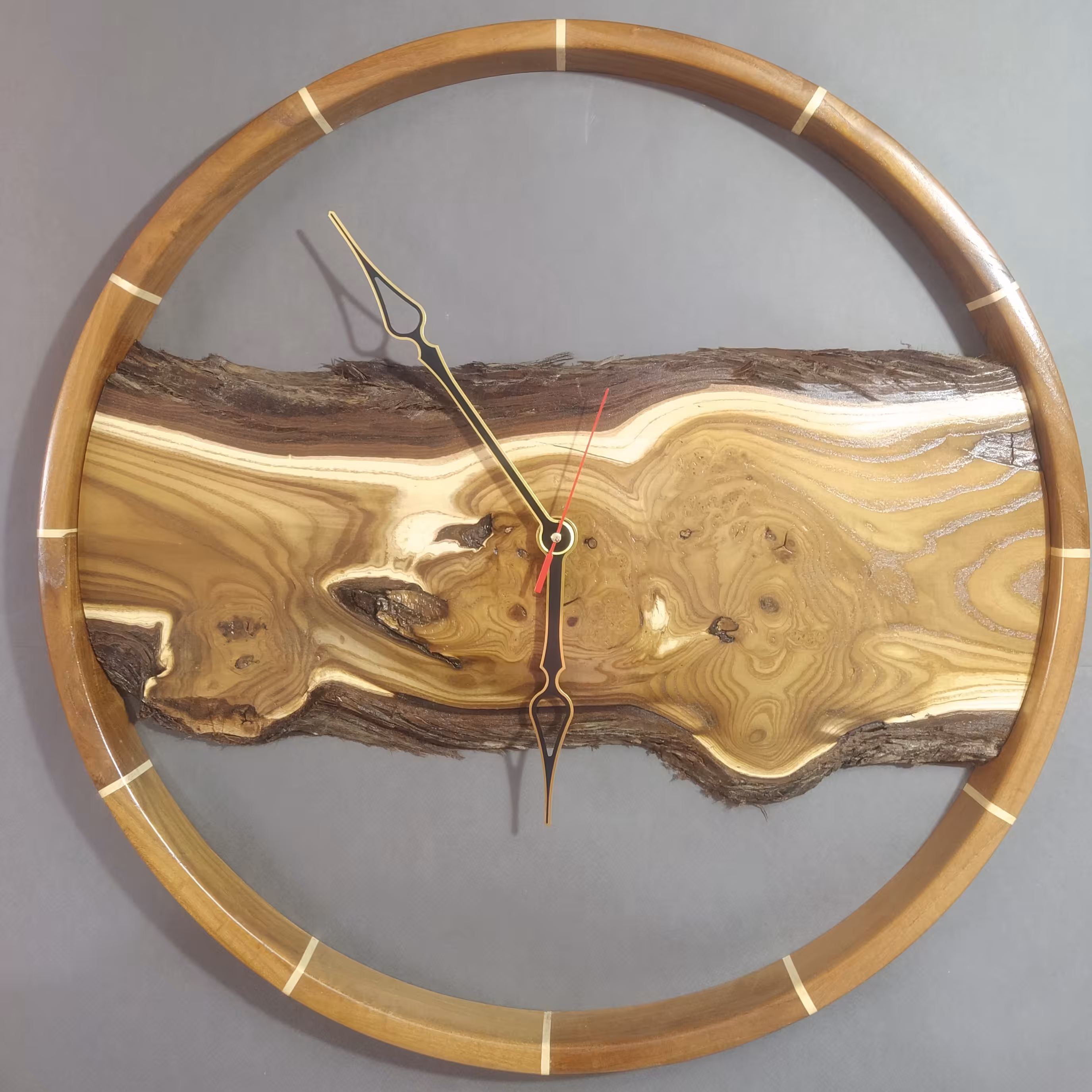 ساعت دیواری چوبی گرد زیبا 