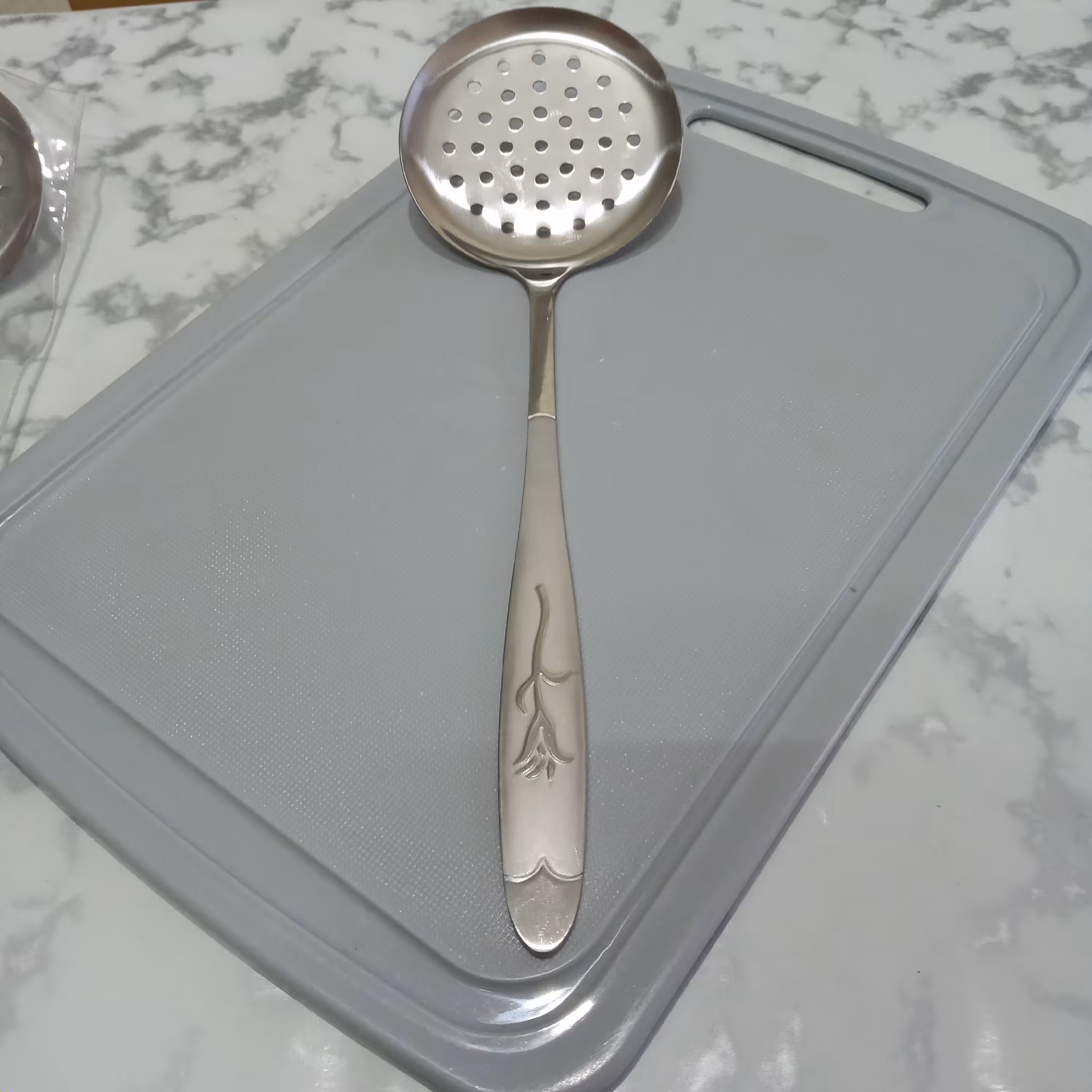 کفگیر بزرگ سوراخ دار بسته یک عددی جنس فولاد زد زنگ عیار 18 ضخامت 3 میل 