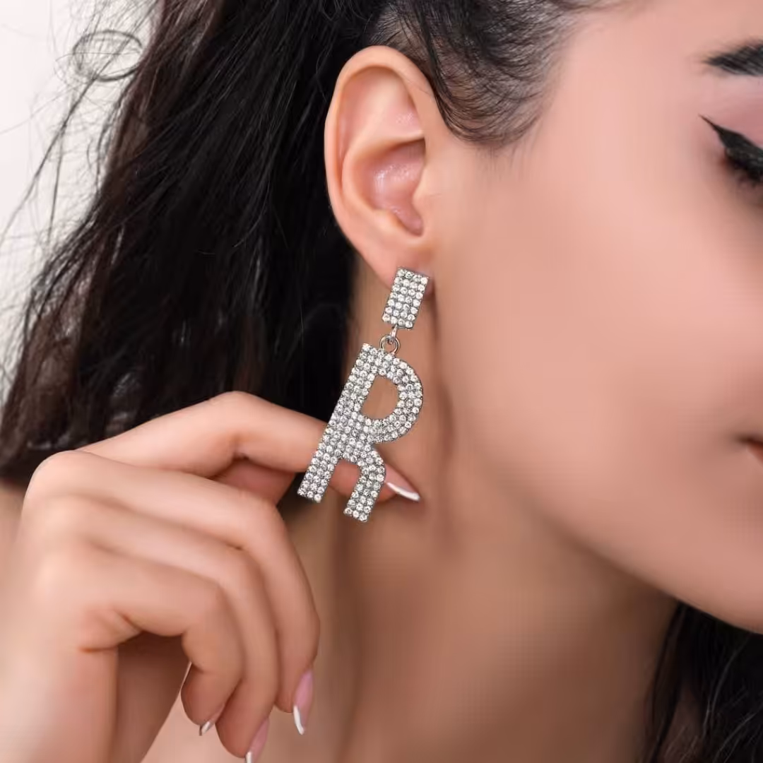 گوشواره حرف R کد 10782 گوشواره R گوشواره شاین گوشواره آویز گوشواره درشت