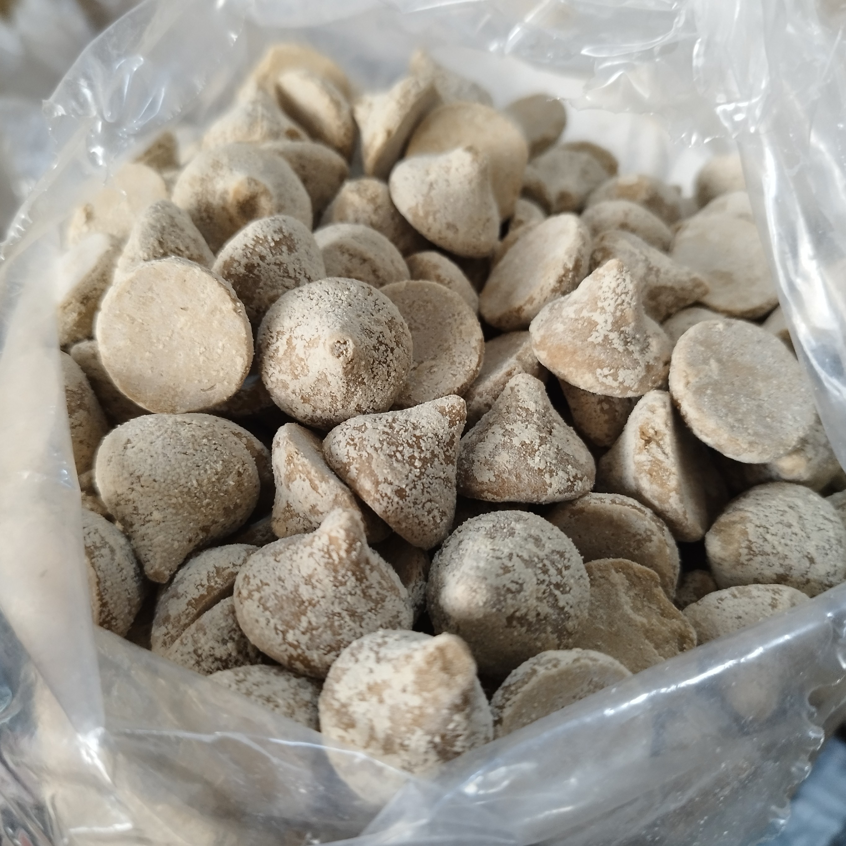 کشک سنتی مخروطی قره قروتی کم نمک نرم و خوشمزه(یک کیلو)