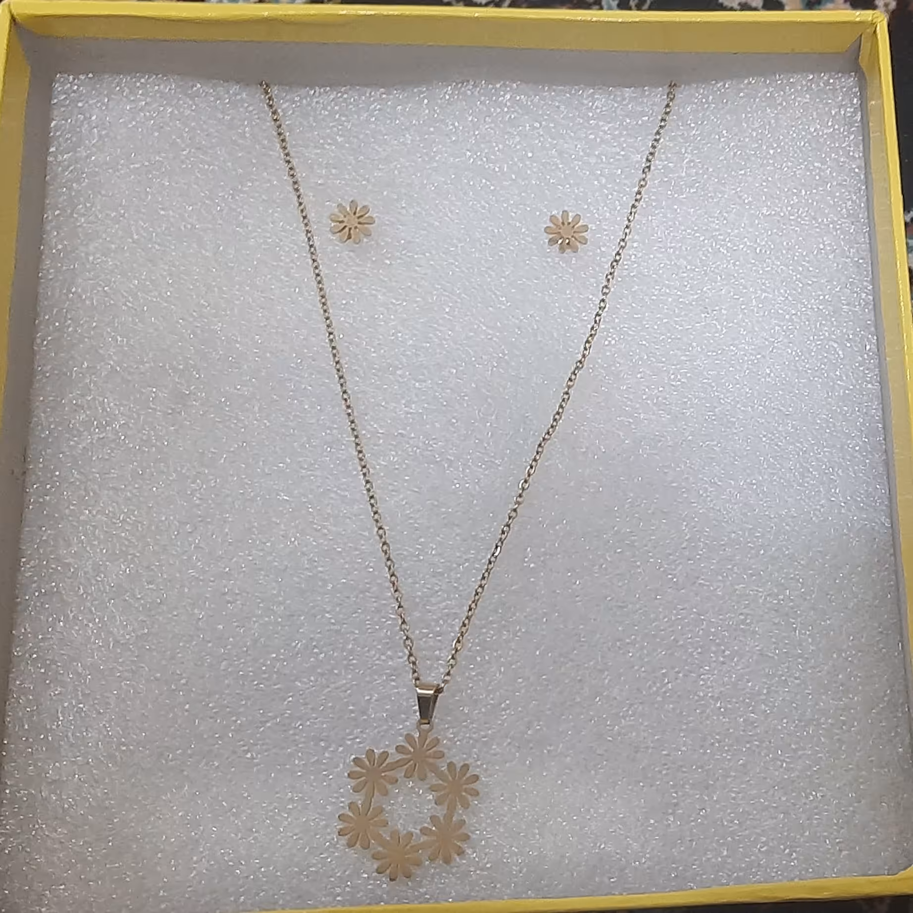 نیم ست گل زنجیر دار کاملا رنگ ثابت