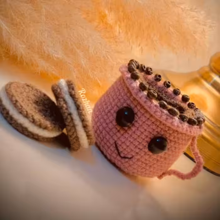 فنجون به همراه بیسکوییت،با کاموای درجه یک درهمه رنگها(دلخواه شما)