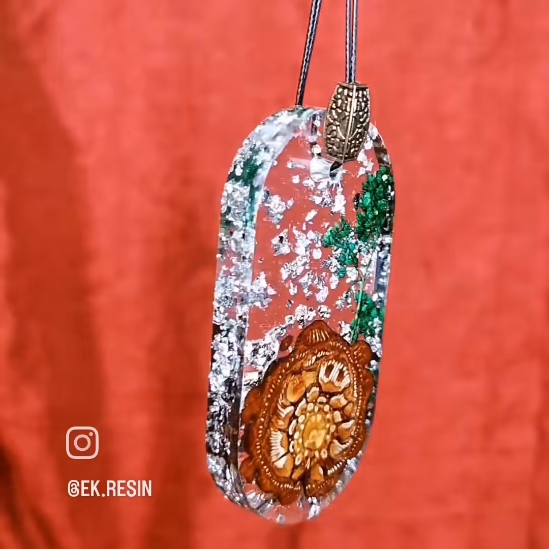 آویز دست ساز رزین مدل شیشه ای طرح کاج  طبیعی E K کد1114