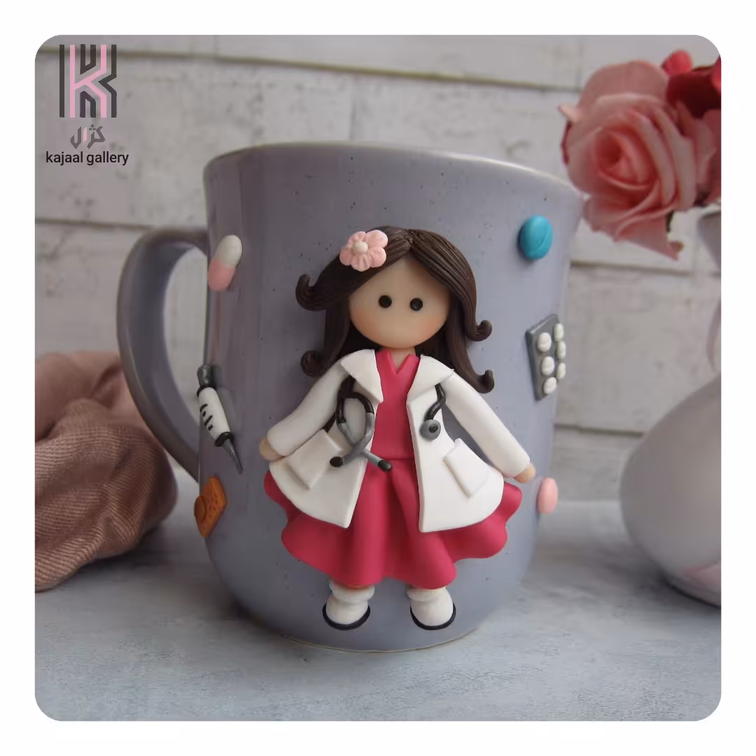 ماگ سرامیکی فانتزی خانم دکتر  (پزشکی) با  خمیر های پلیمری 