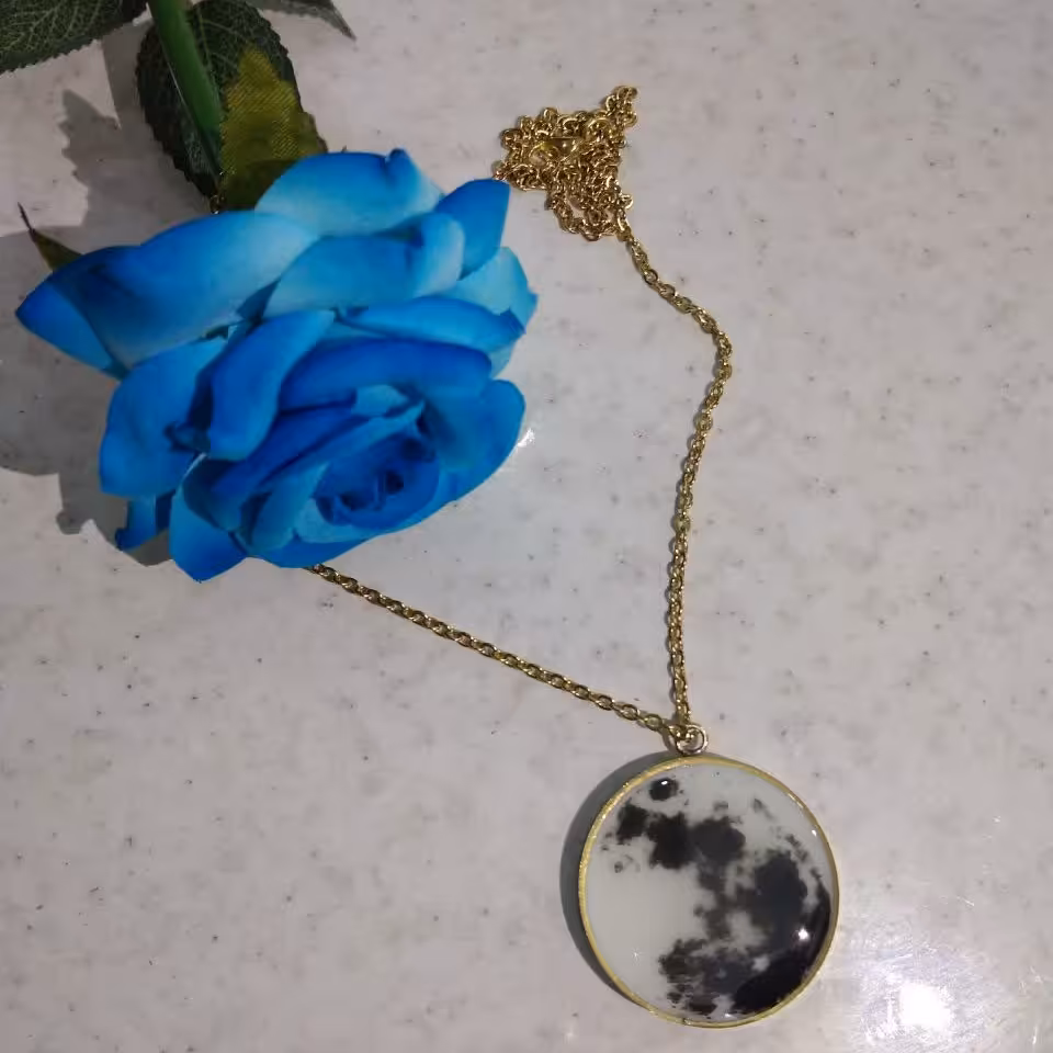 بدلیجات گردنبند ماه شبتاب رزینی