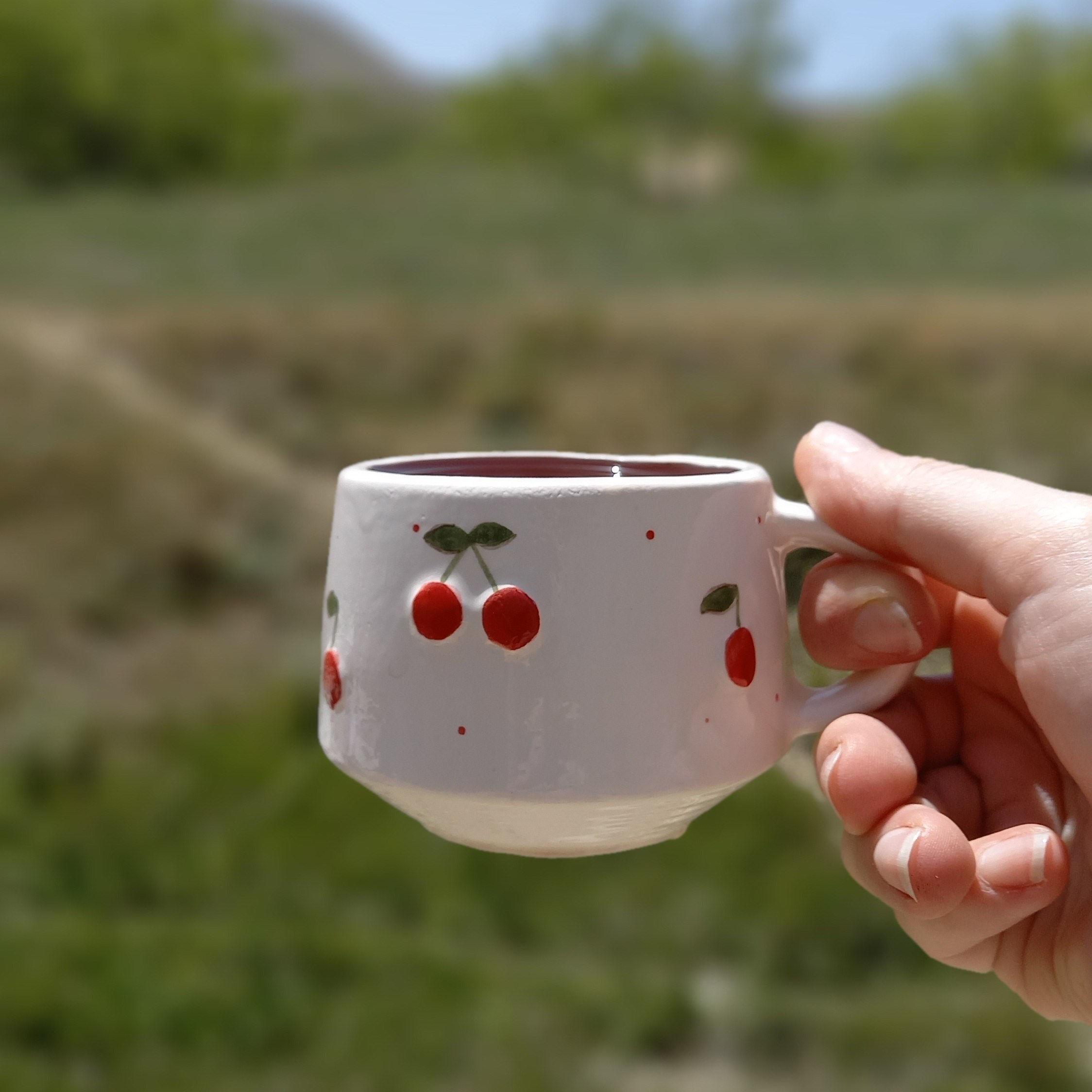 فنجان دستساز سرامیکی نقاشی دست با طرح گیلاس آبرنگ ما