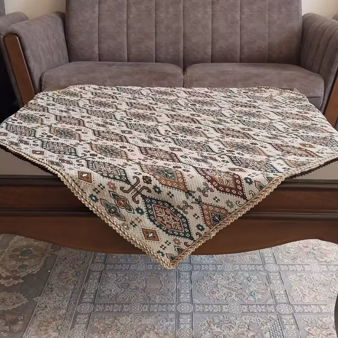 رومیزی طرح جاجیم نوار دوزی در ابعاد یک متر در یکمتر