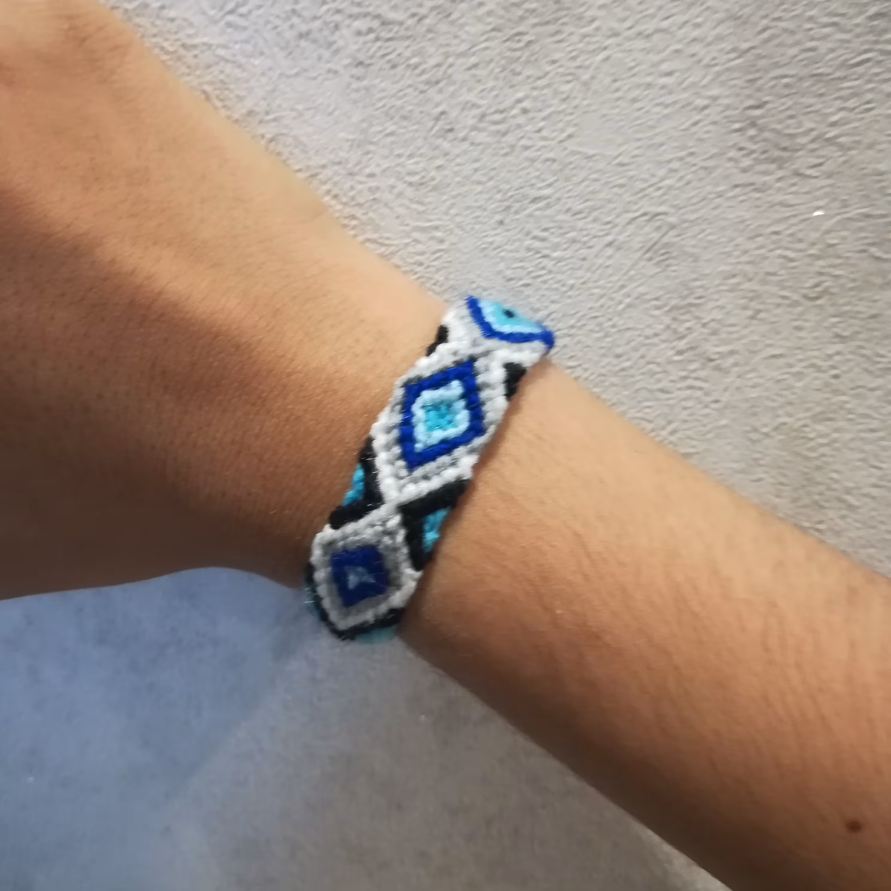 دستبند دوستی بافتنی طرح لوزی تم آبی 