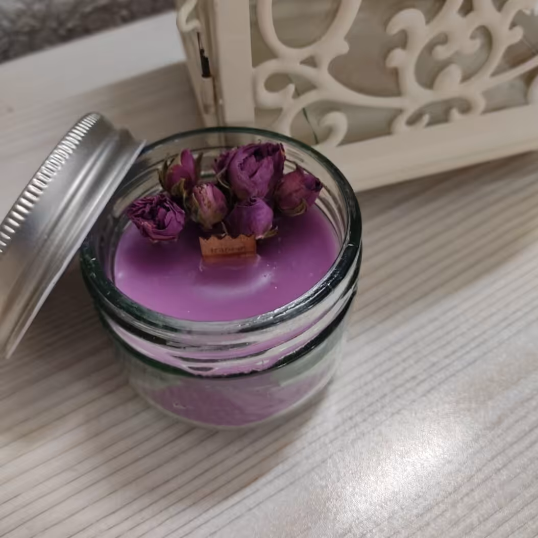 شمع معطر شاتی با در فلزی با عطر دلنشین بهار و در رنگ یاسی با تزئین گل محمدی