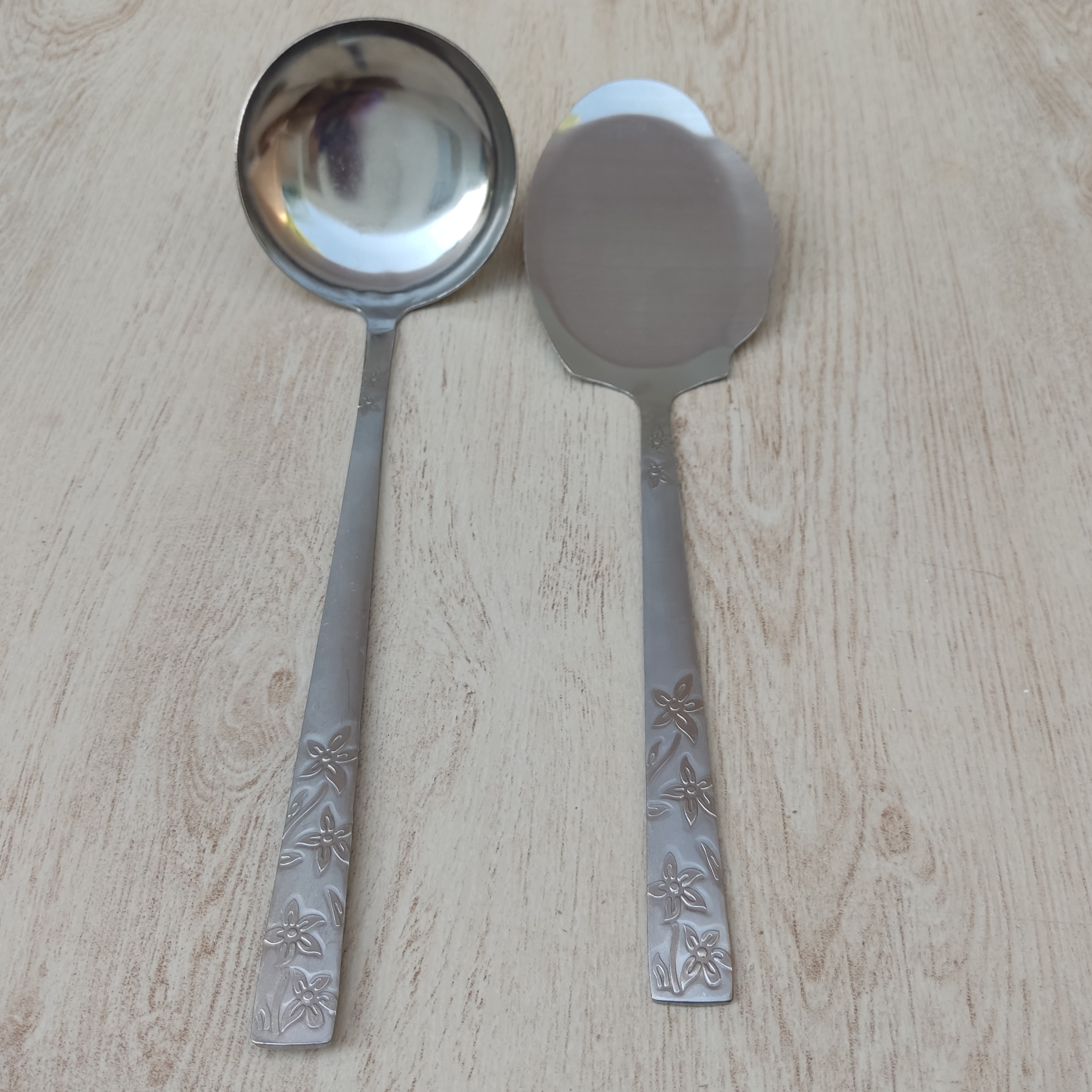 کفگیر و ملاقه بزرگ طرح گل ریز بسته 2 عددی 1عدد کفگیر و 1عدد ملاقه جنس فولاد ضد زنگ ضخامت 2میلطول 295سانتملاغه گلریز

