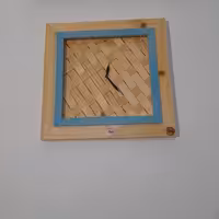 ساعت دیواری چوبی ،بافته شده با ورق های چوبی  ( مجهز به نور مخفی جذاب  و سنسور روشن شدن صفحه ساعت به محض تاریکی محیط )