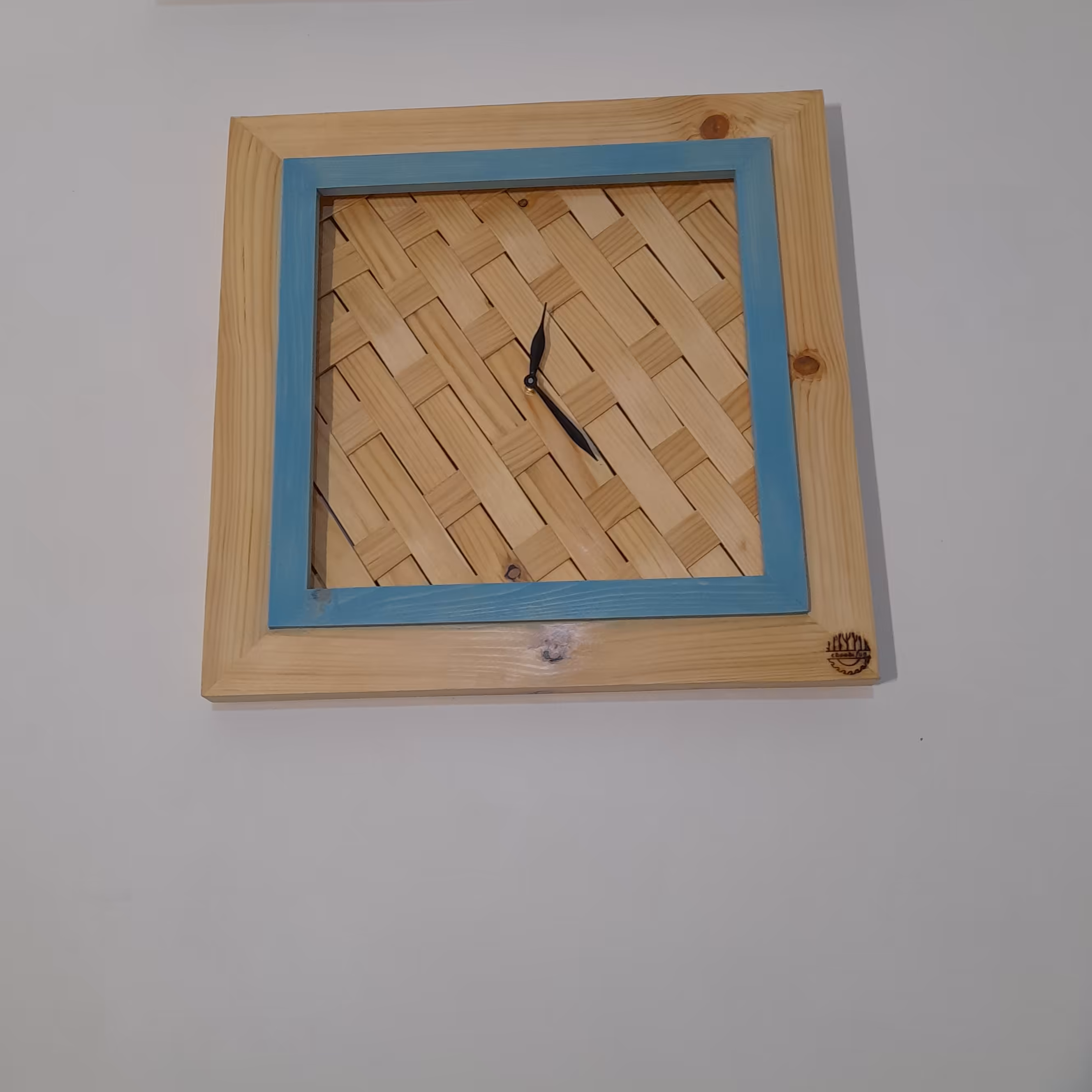 ساعت دیواری چوبی ،بافته شده با ورق های چوبی  ( مجهز به نور مخفی جذاب  و سنسور روشن شدن صفحه ساعت به محض تاریکی محیط )