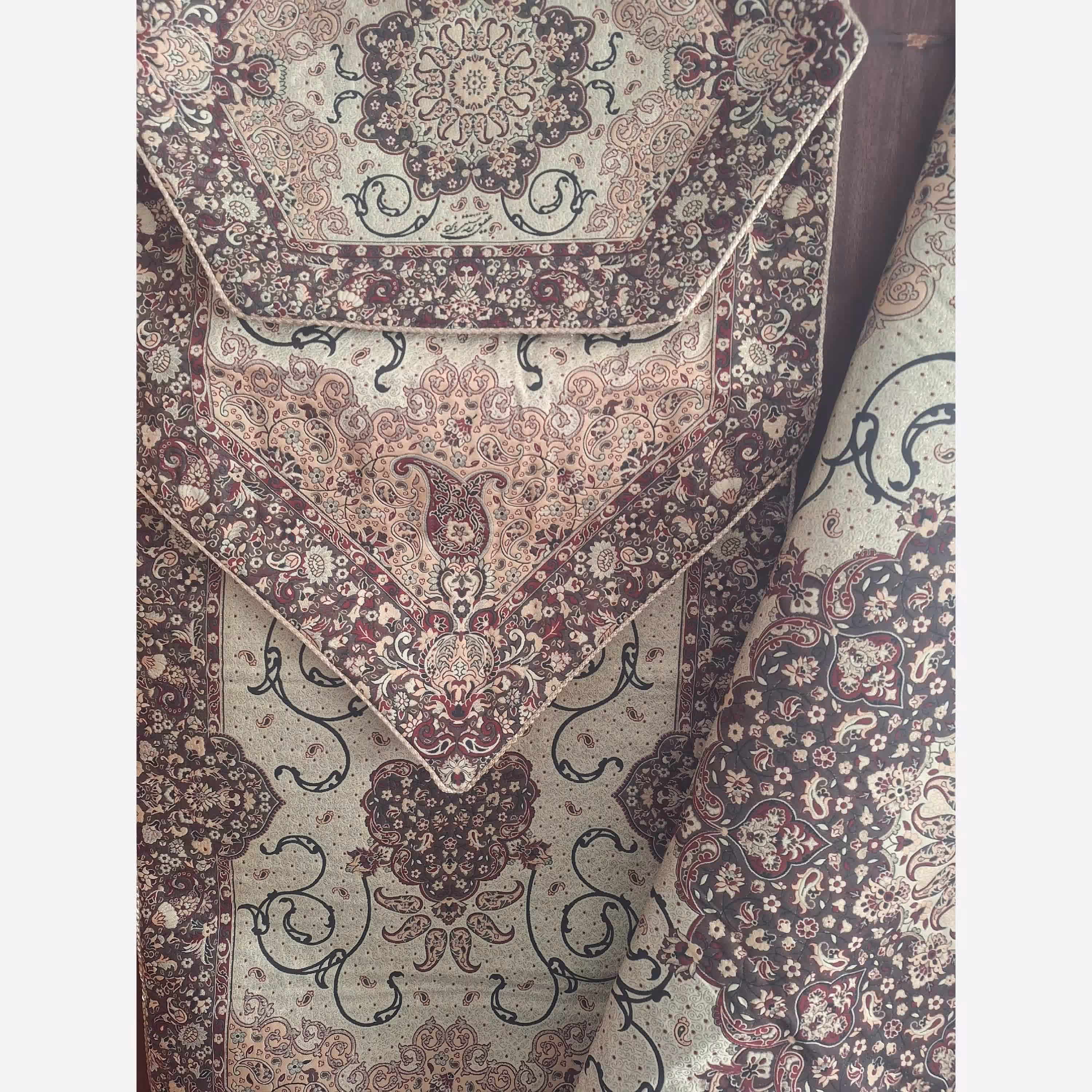 رومیزی ترمه پنج تکه طرح  بهار  رنگ زمینه روشن با حاشیه سورمه ییی جنس فلامنت زیبا و جذاب مناسب عروس خ