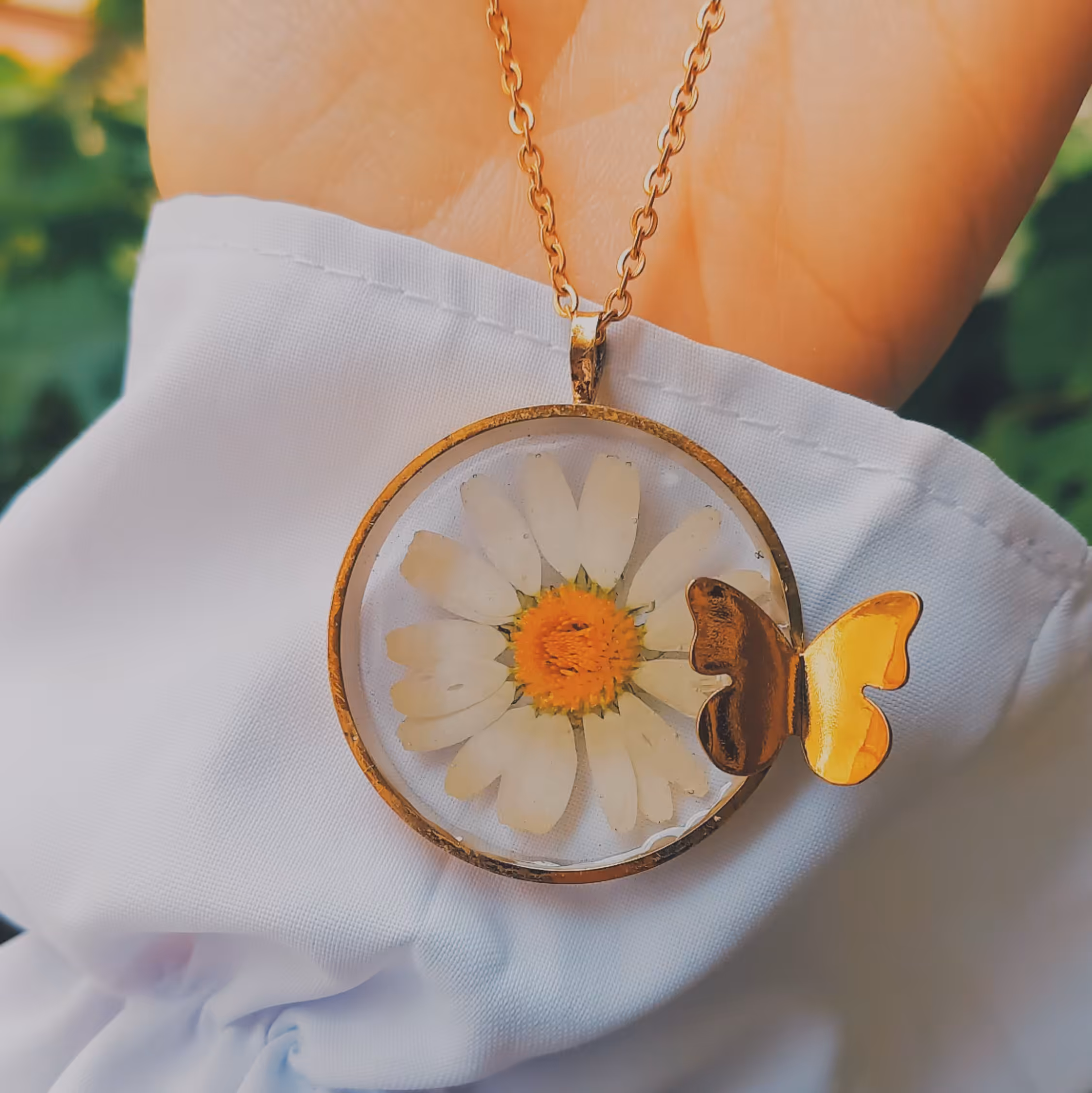 گردنبند رزینی با گل بابونه طبیعی با زنجیر استیل رنگ ثابت 