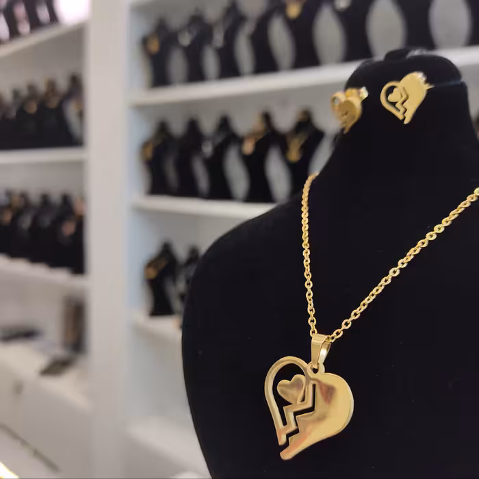 نیمست استیل قلب طلایی همراه زنجیر استیل رنگ ثابت