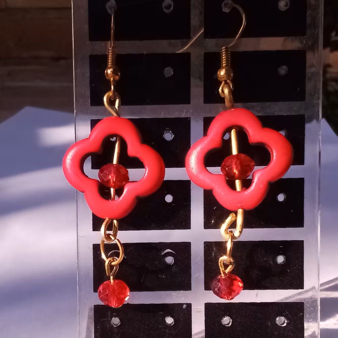 گوشواره زنانه و دخترانه زرشکی طرح گل رنگ ثابت دست ساز نیل