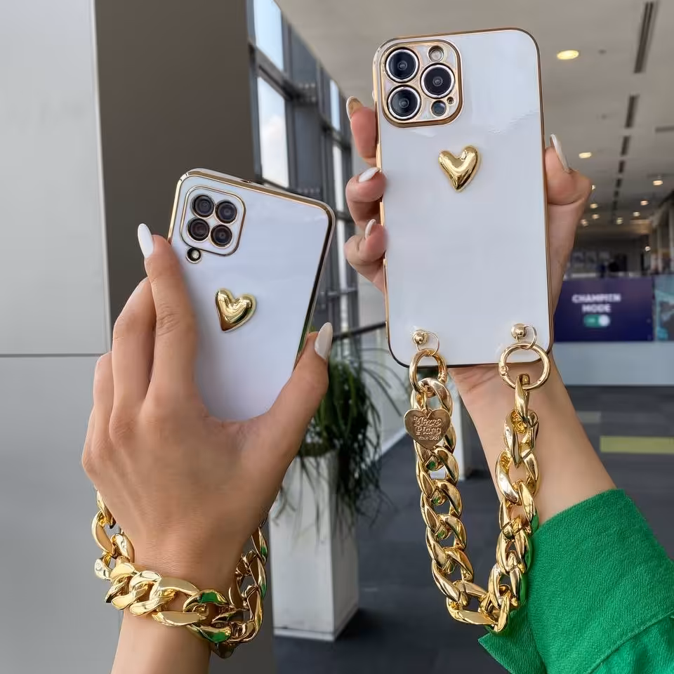 قاب گوشی آیفون الکترو قلبی برجسته همراه زنجیر کارتیر رنگ ثابت 