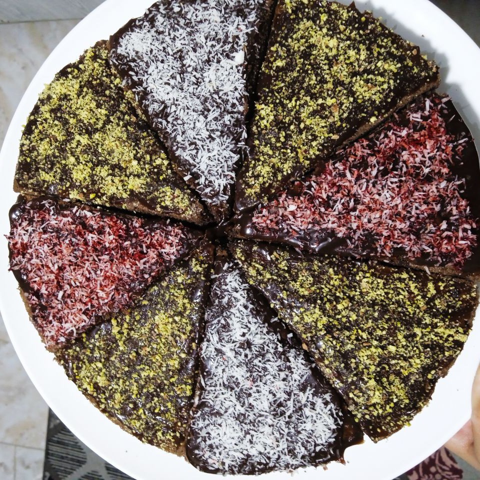 کیک  شکلاتی خانگی با وزن 500 گرم (ارسال به صورت پس کرایه)