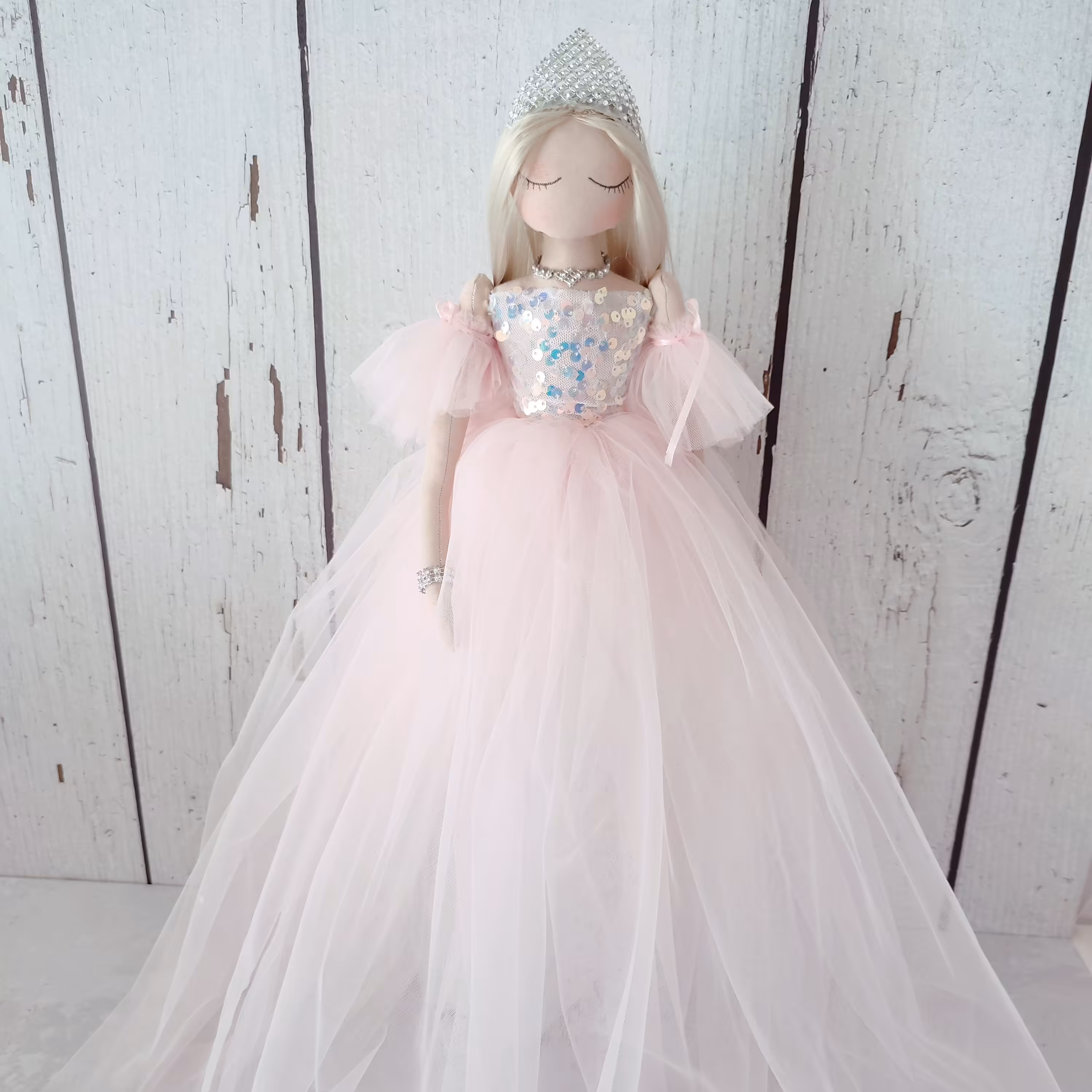 عروسک فرشته دست ساز.سایز  55 سانت .جنس پارچه لباس از پولک دوزی و حریر.موها قابل برس کشی