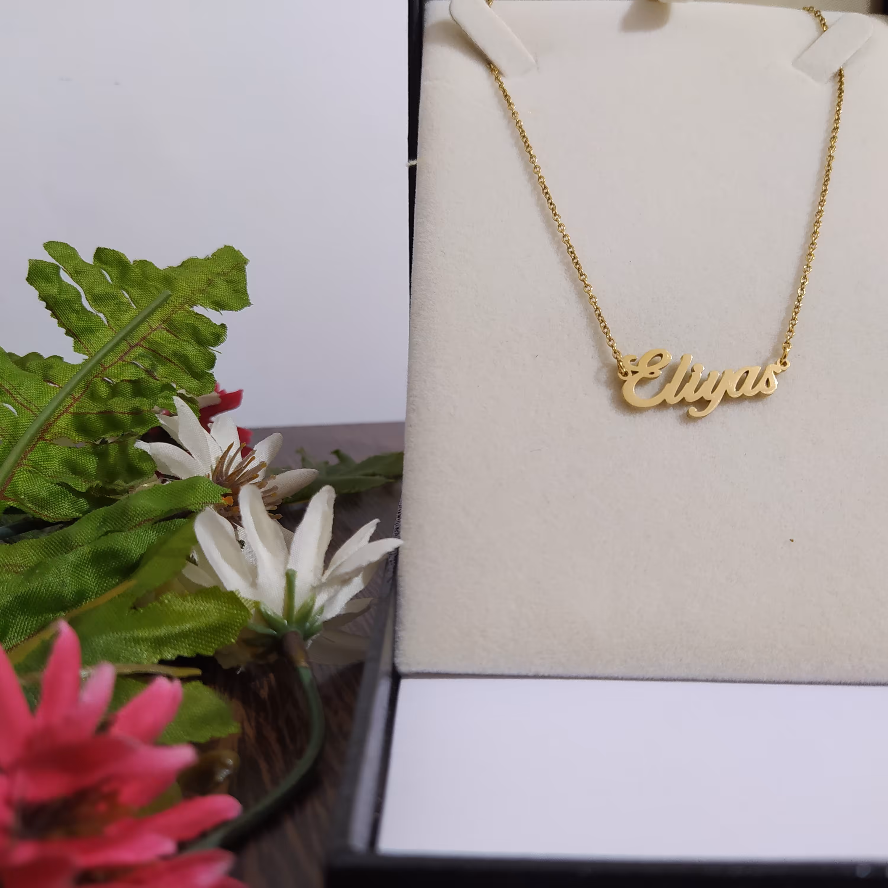 پلاک اسم الیاس.