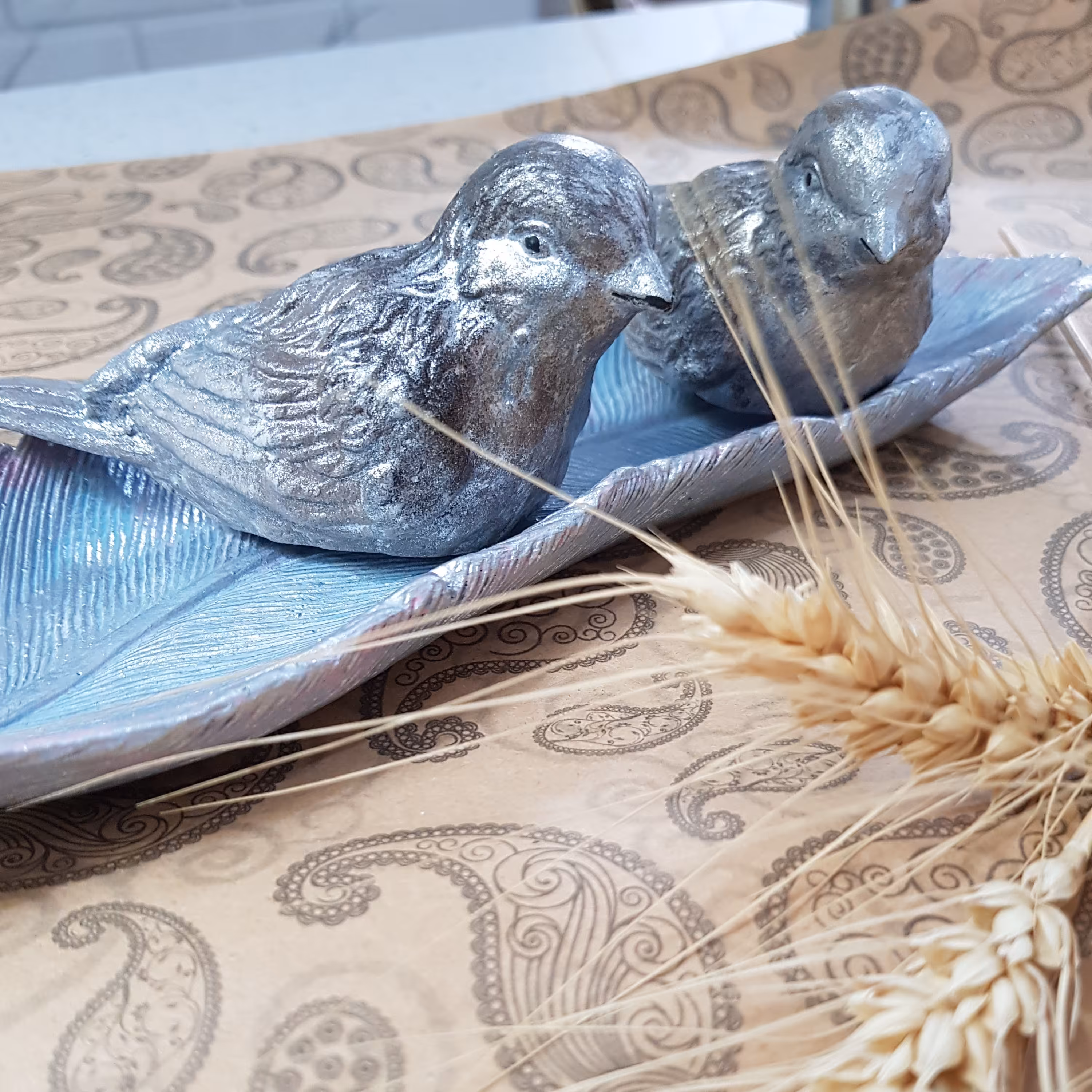 مجسمه ی پلی استر گنجشک پتینه شده با رنگ توسی و طلایی