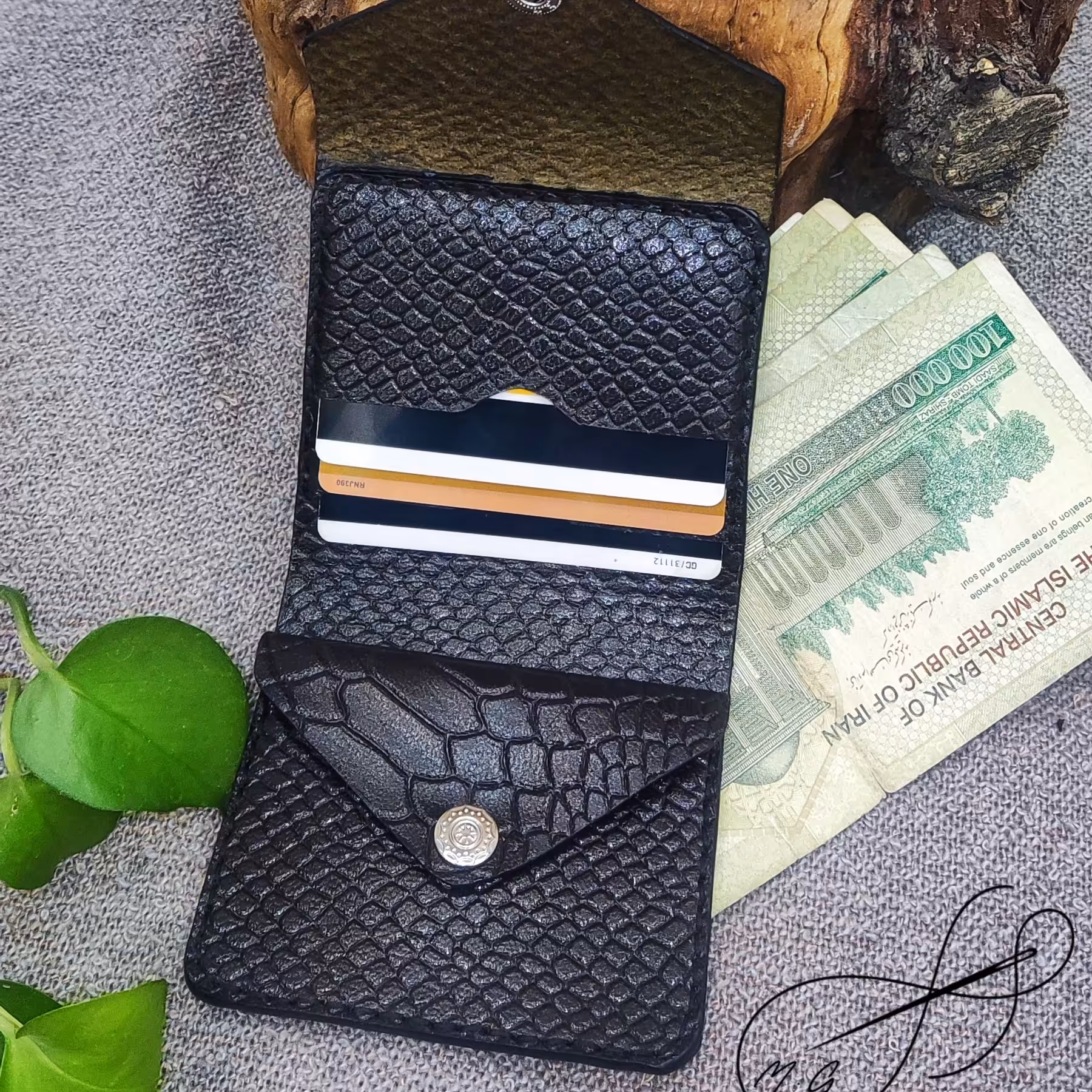 کیف پول چرم طبیعی بزی کاملا دستدوز ظرفیت کارت 3 عدد محفظه مناسب اشیا ریز دکمه خور جای تراول 