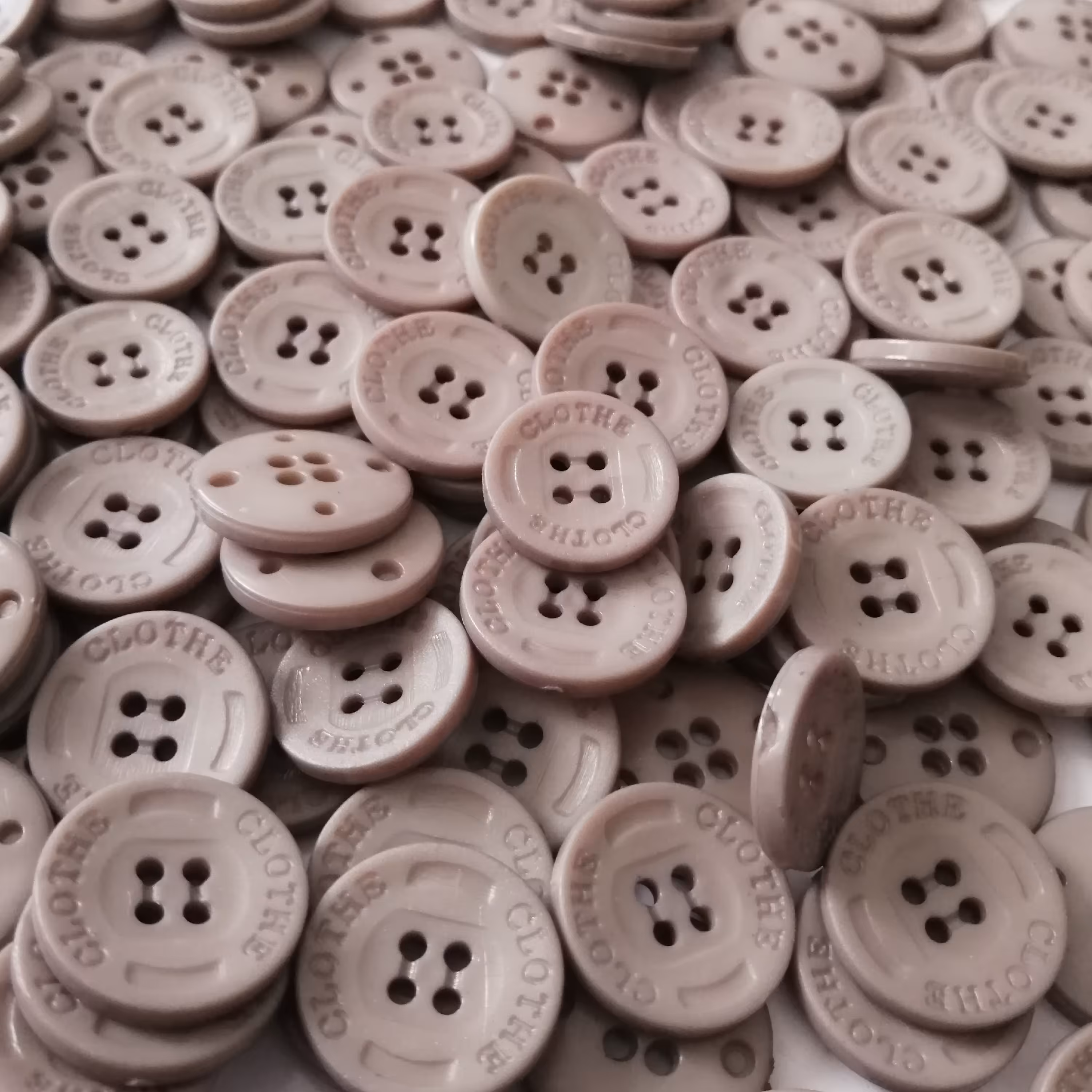 دکمه لباس طرح دار   کرمی در بسته 10  عددی 