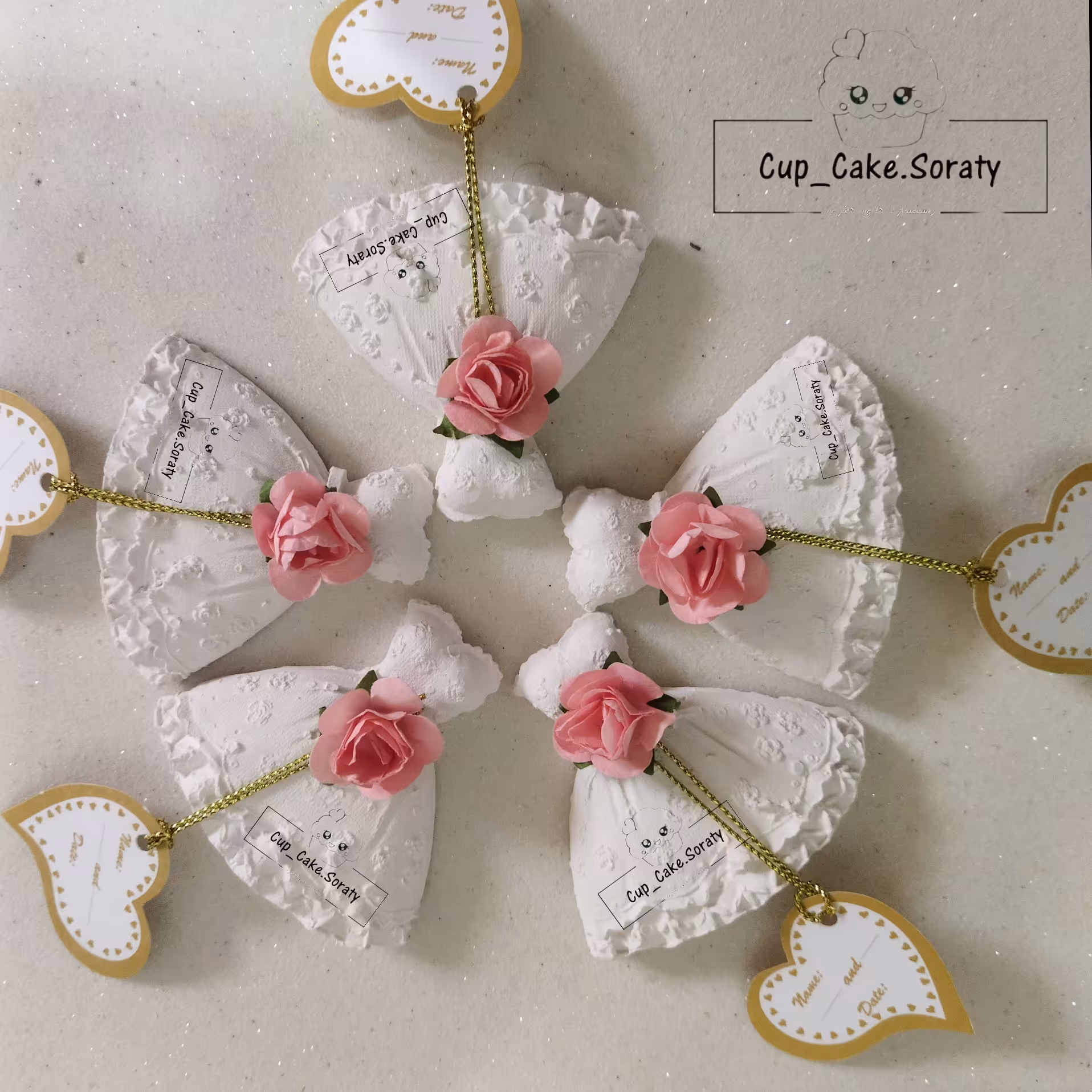 گیفت لباس عروس بهمراه کارت اویز اسم ارسال رندم و گل کد1