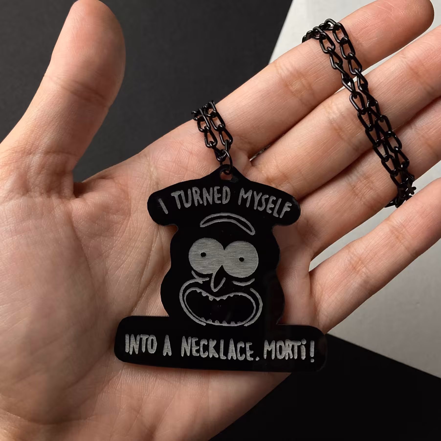 گردنبند خفن از انیمیشن سریال ریک و مورتی حک شده جنس پلکسی گلس خارجی براق 