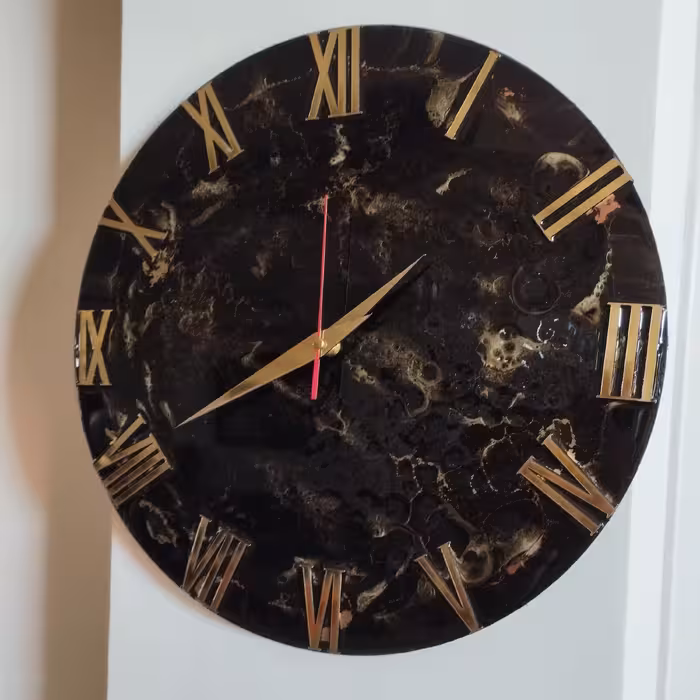 ساعت زیبای مشکی طلایی رزین وچوب( گالری کارن)