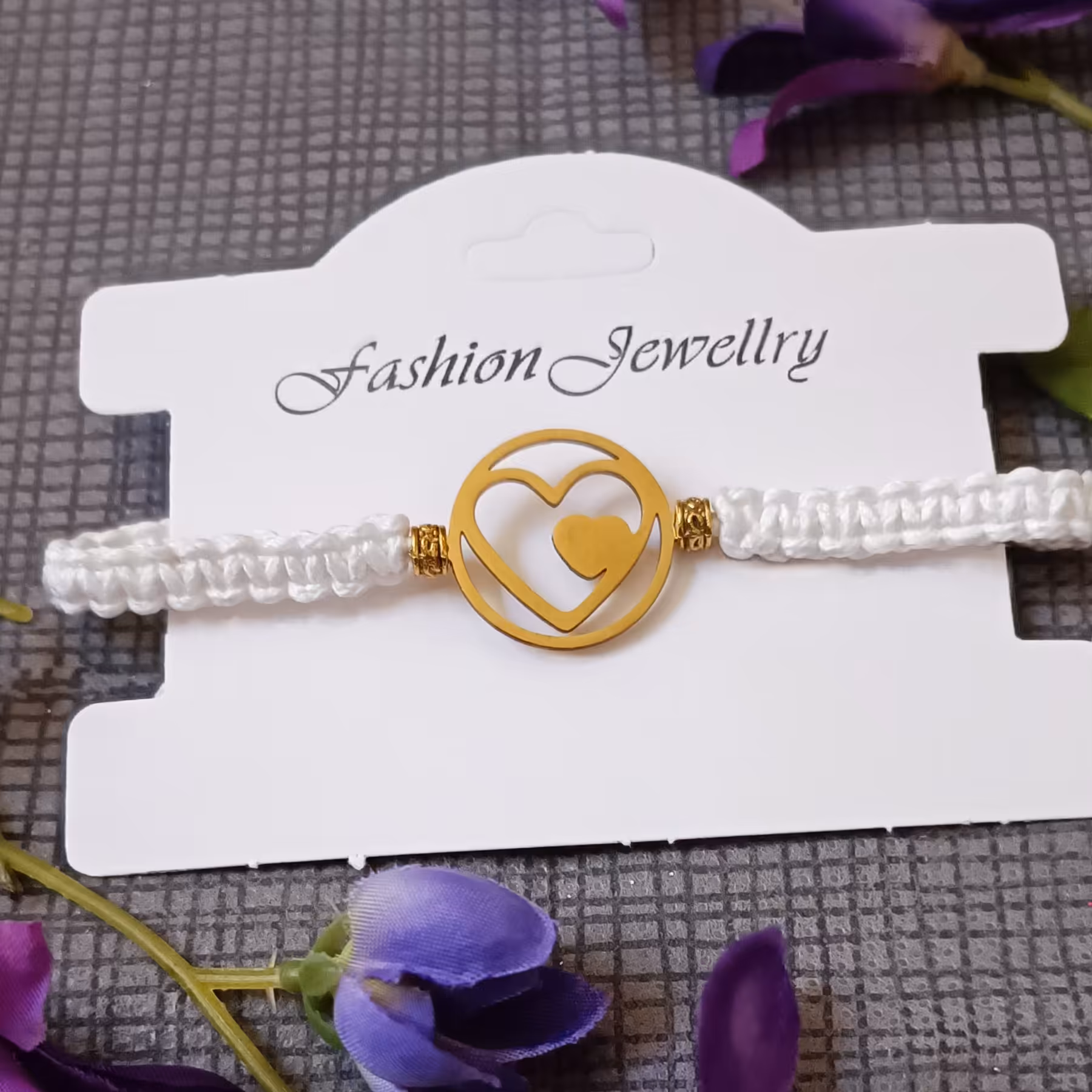 دستبند پلاک استیل طلایی بند کشویی سفید میتونید با دستبند های دیگه ست کنید 