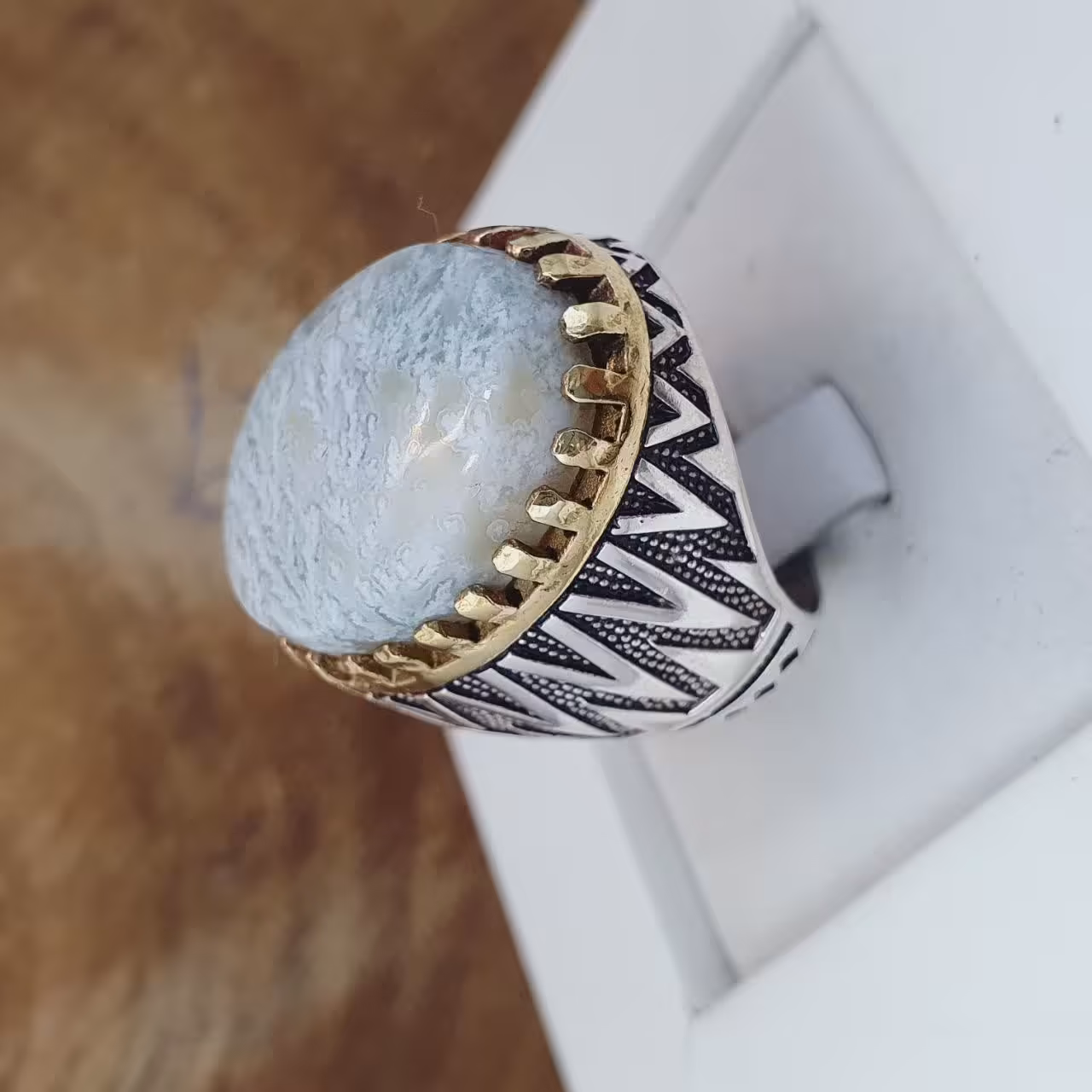 انگشتر نقره زیبای مردانه طرح جدید تاج برنجی شکیل با نگین شجر بهاره فردوس اصلی و معدنی 
وزن حدودی 16 گرم