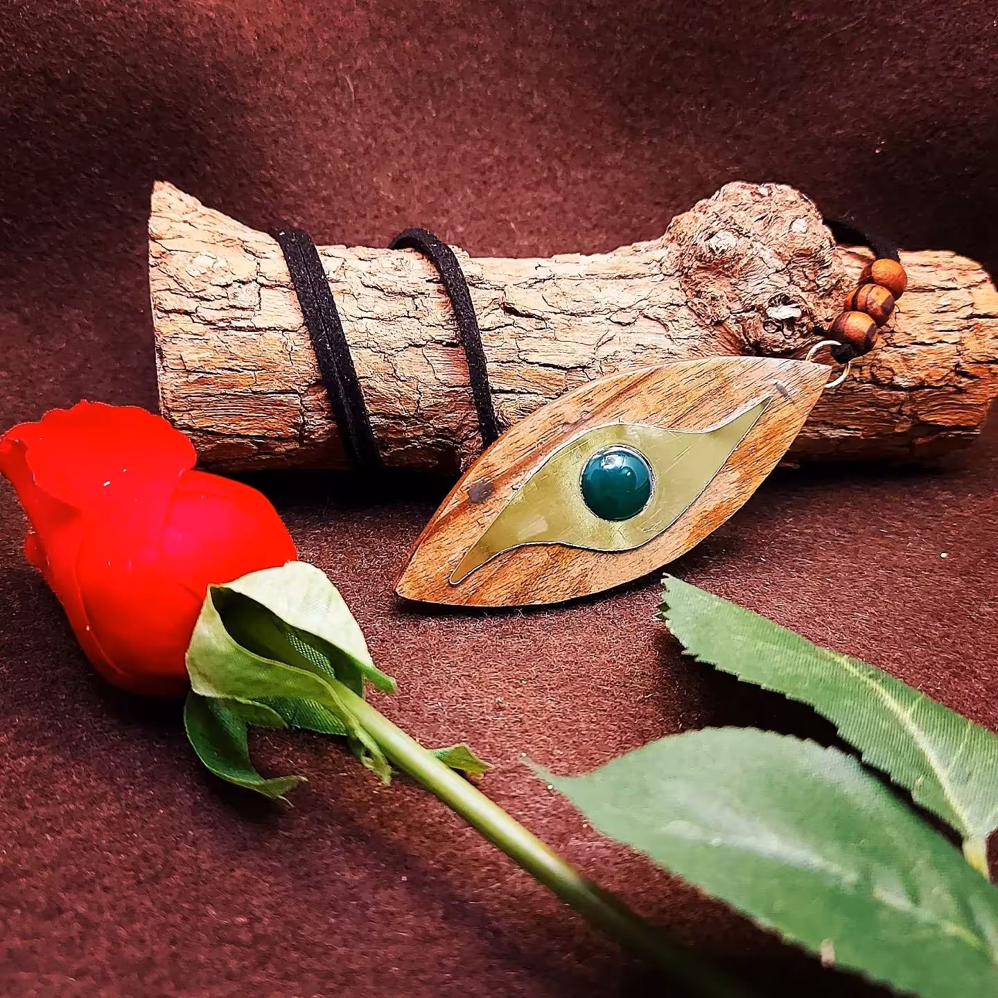 گردن آویز چوبی طرح نگین یشمی