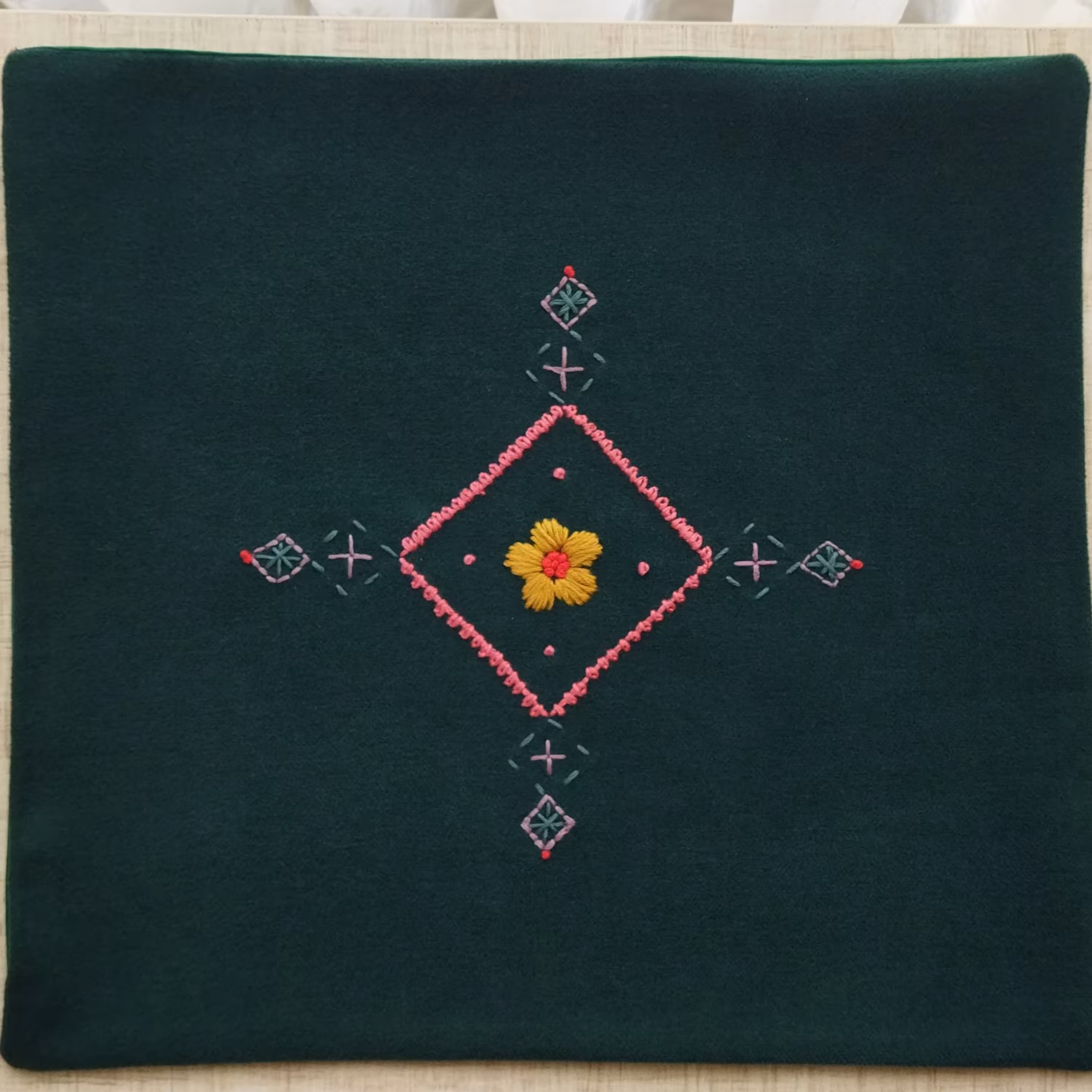 کاور کوسن مخمل فوتر گلدوزی شده 